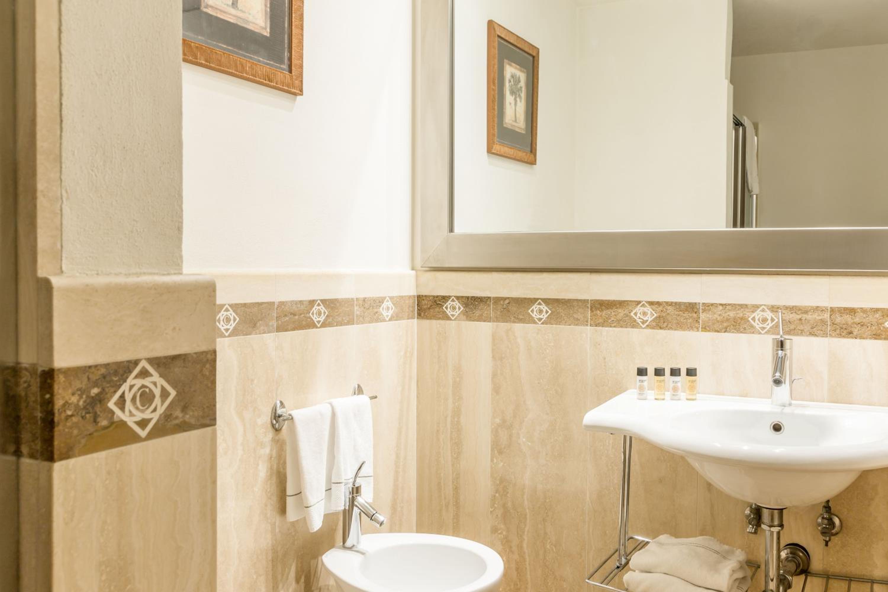 Superior Double or Twin Room - Photo 5