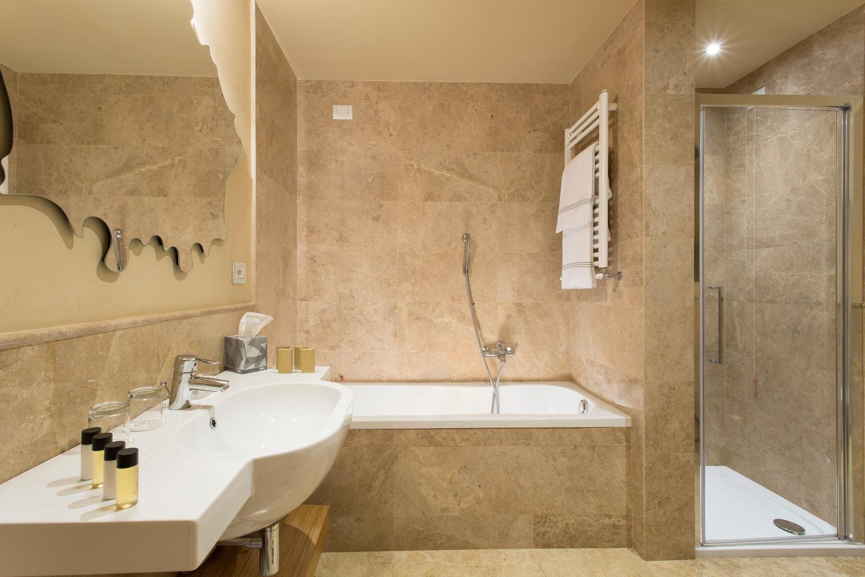 Suite - Photo 3