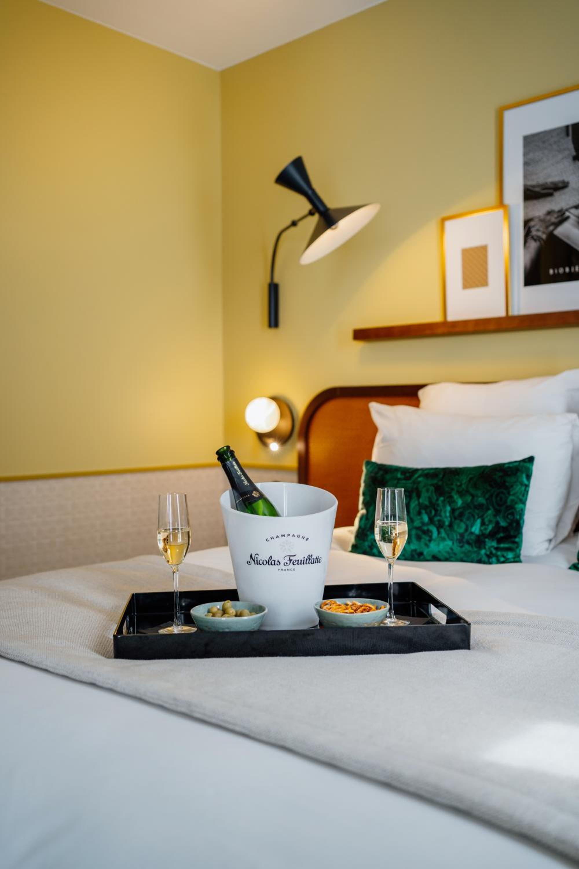 Superior Double Room thumbnail 5