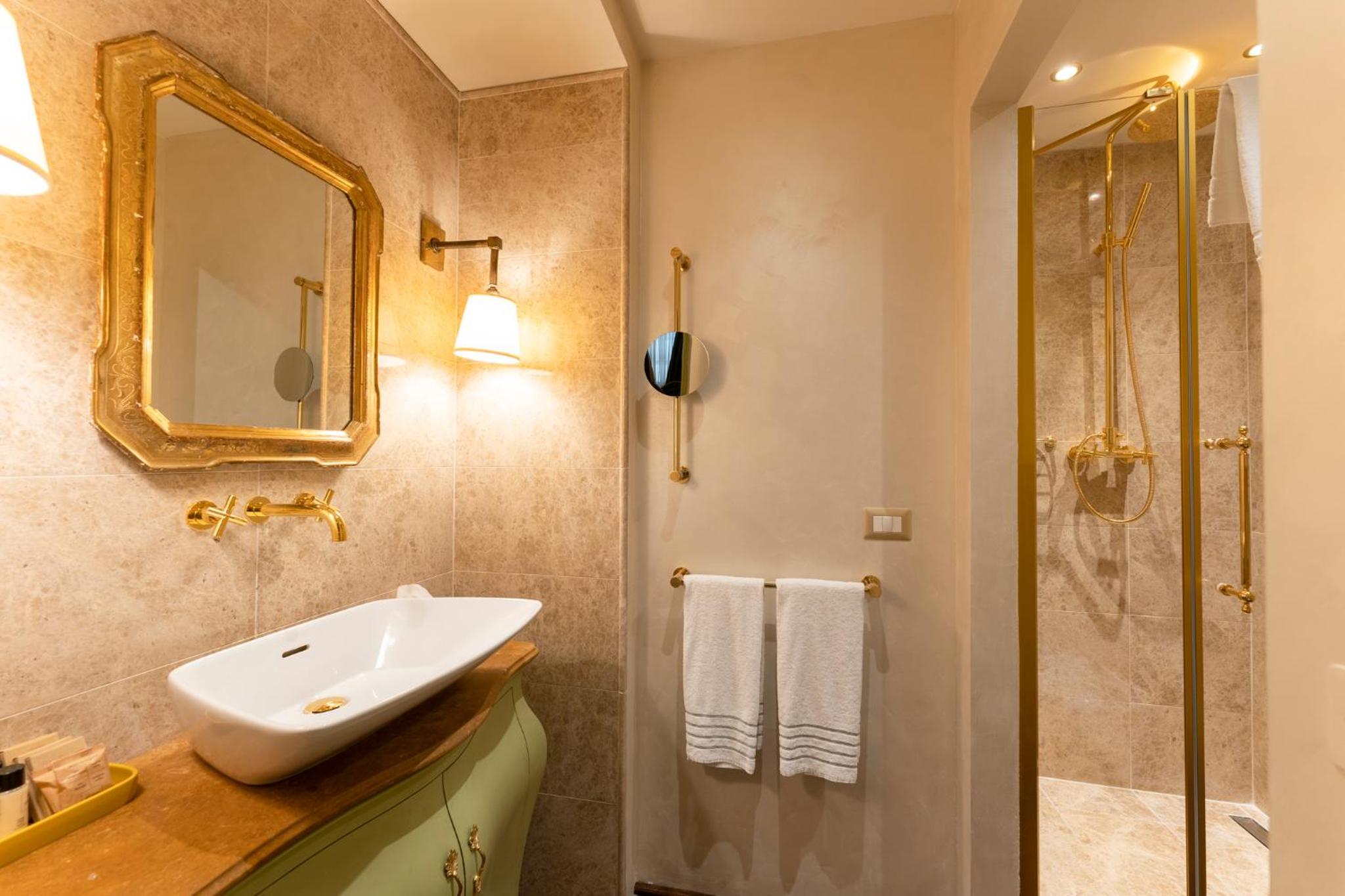 King Suite with Balcony thumbnail 5