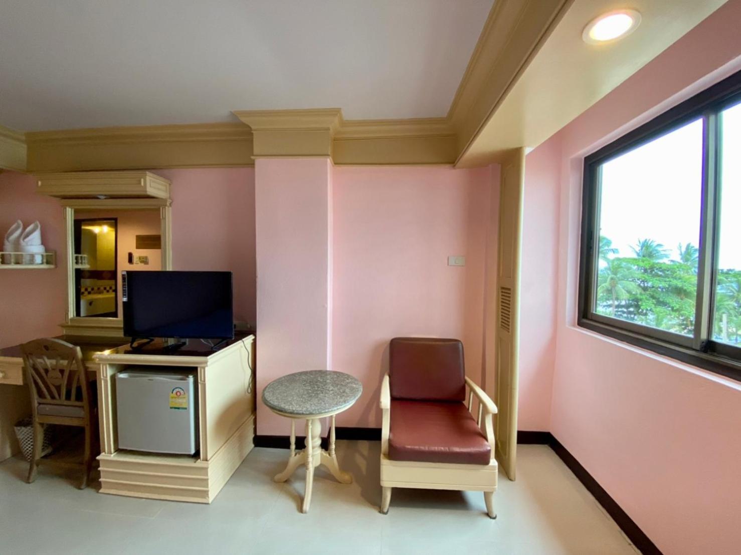 Superior Twin Room thumbnail 6