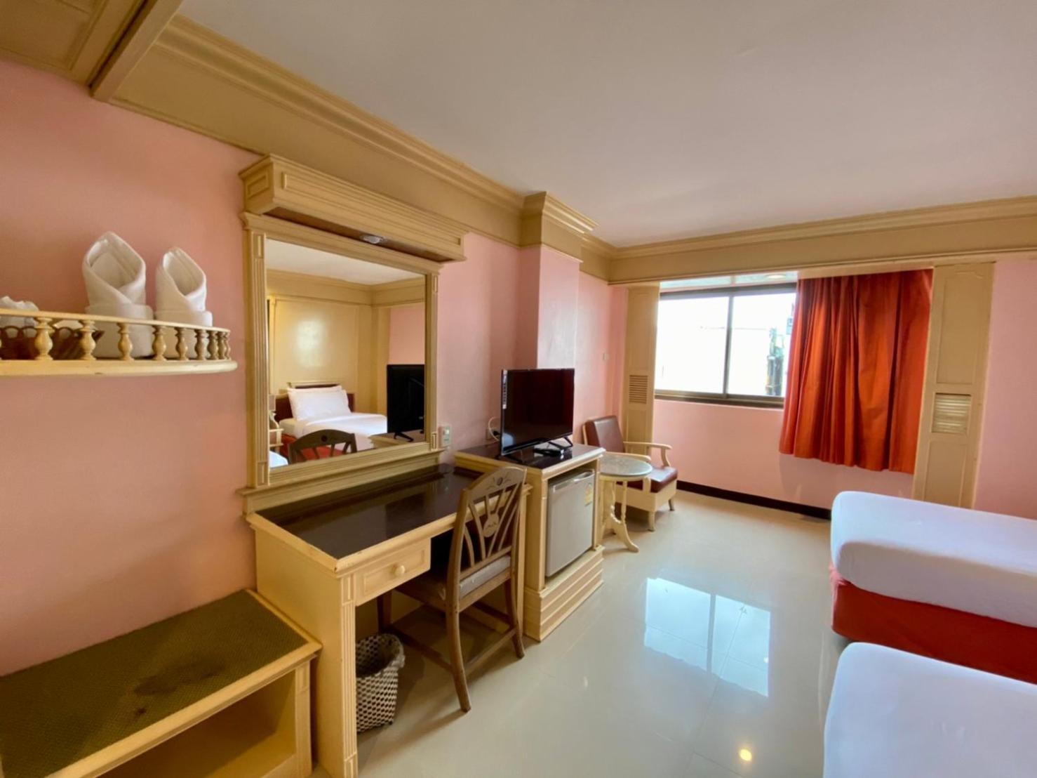 Superior Twin Room thumbnail 5