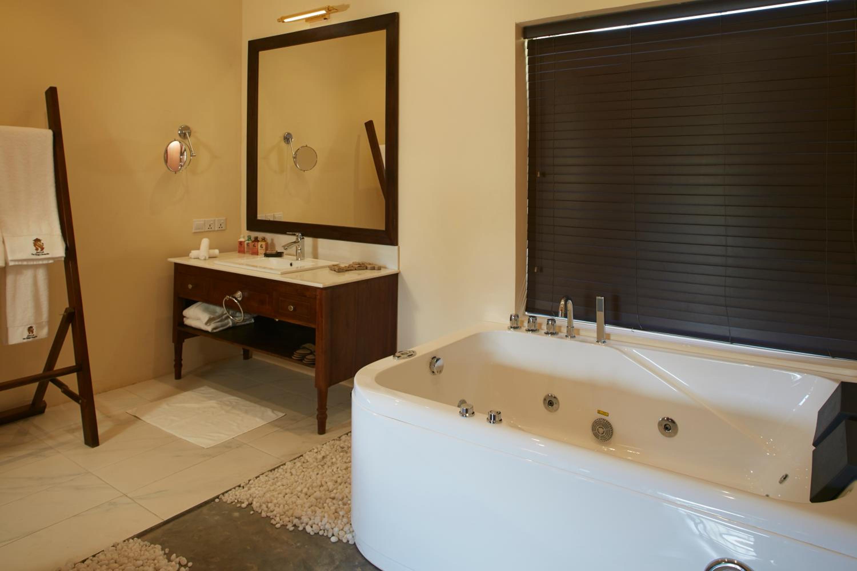 Superior King Deluxe Room with Spa Bath photo 3