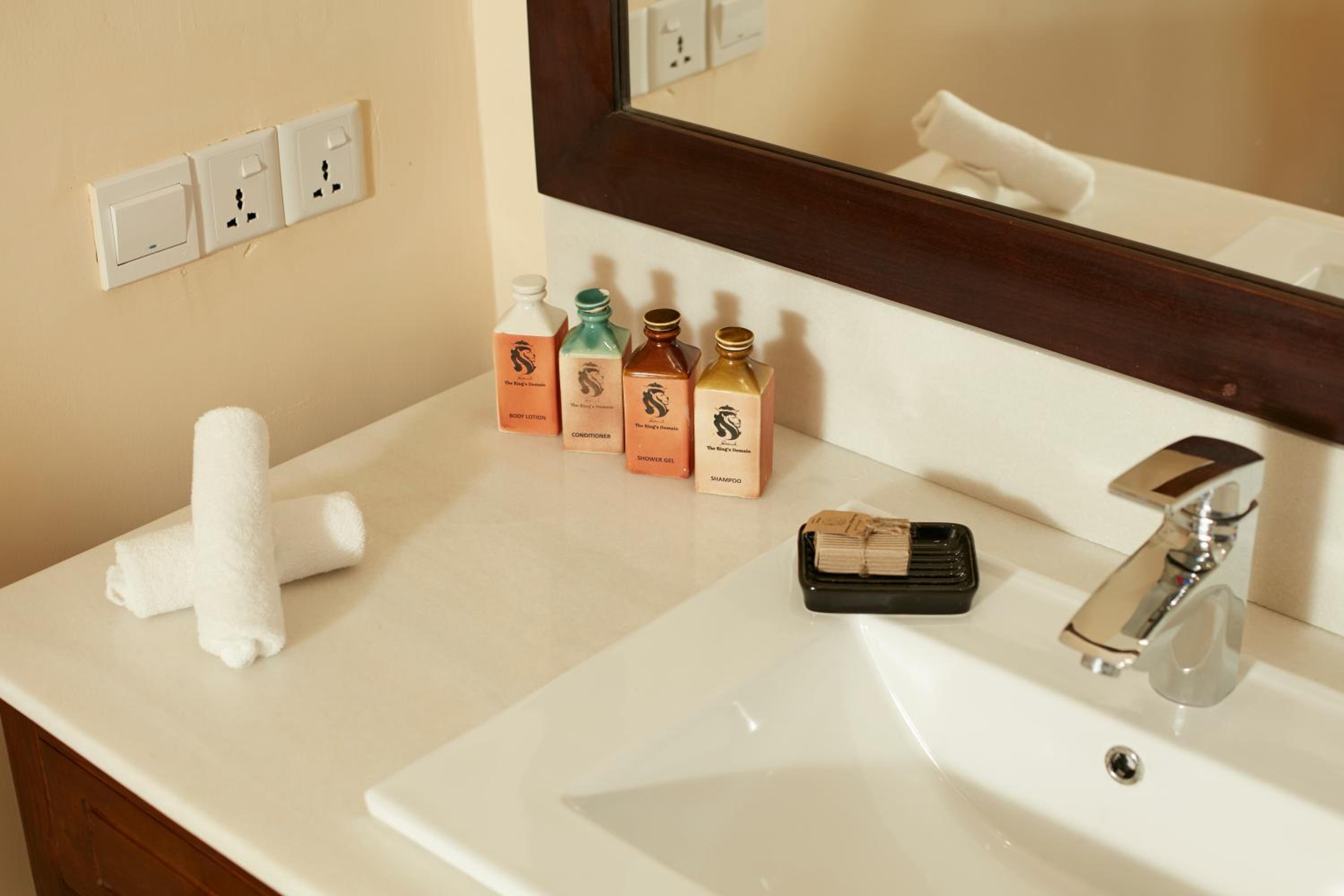 Superior King Deluxe Room with Spa Bath photo 1