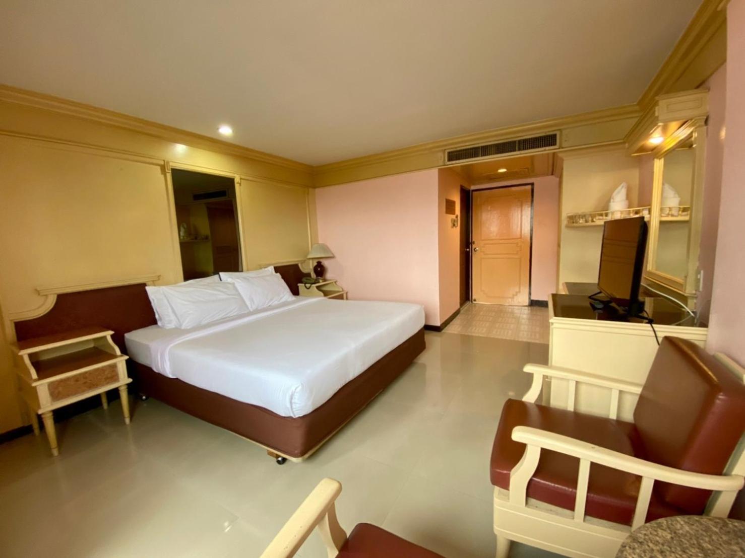 Superior Double Room thumbnail 6