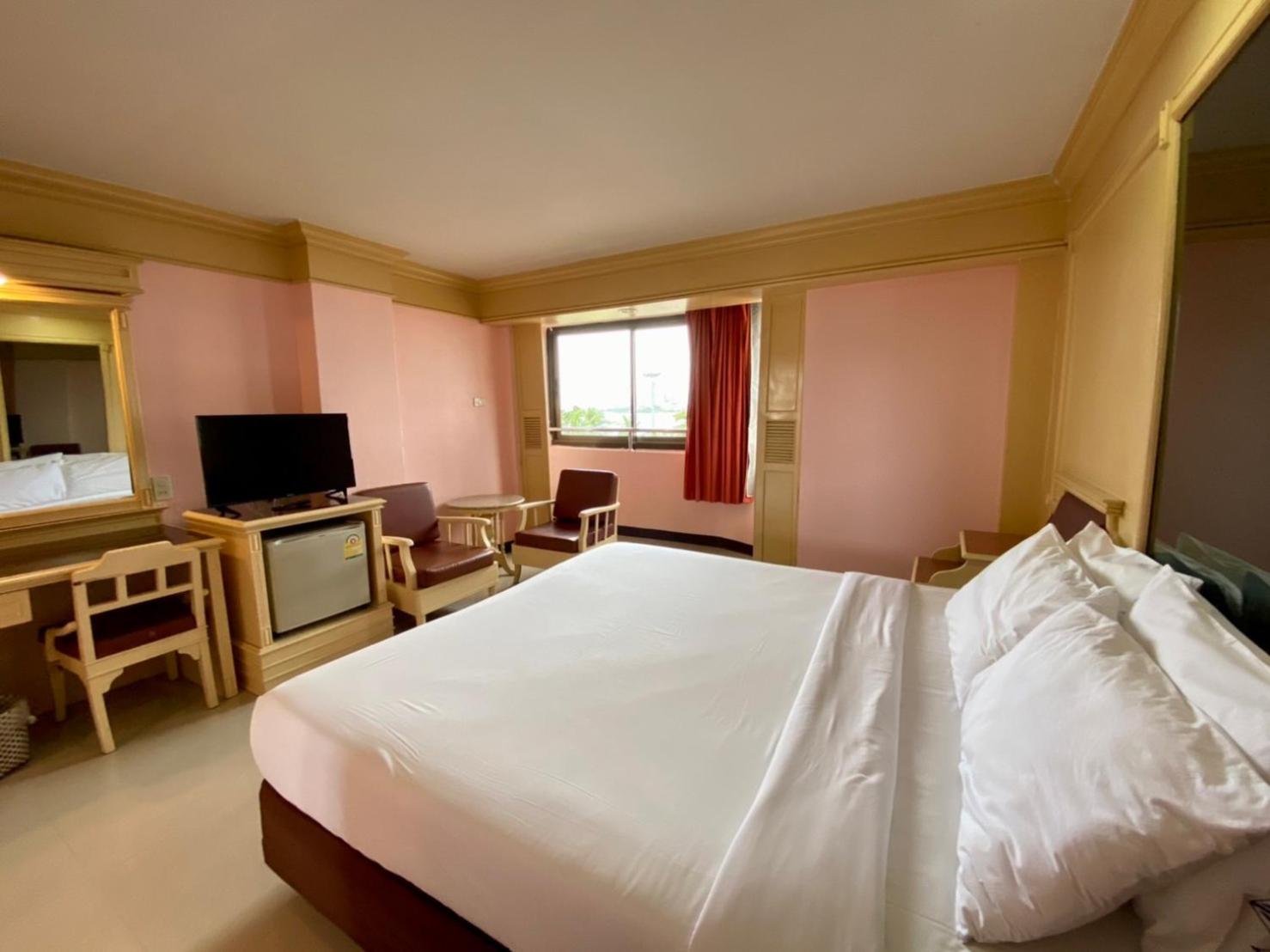 Superior Double Room thumbnail 6