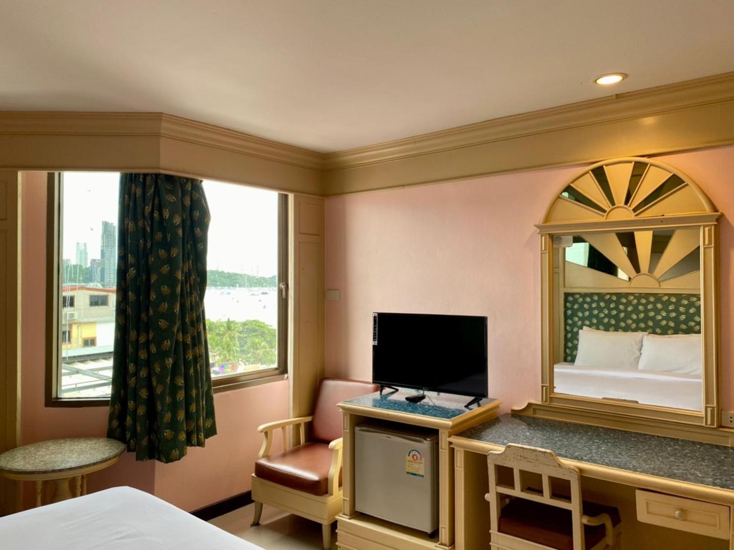 Superior Double Room thumbnail 5