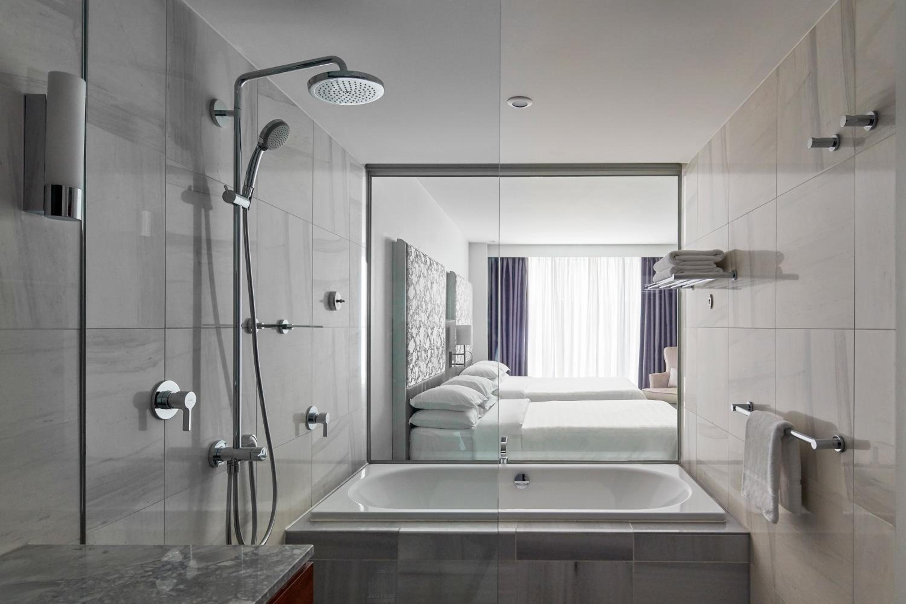 Grand Deluxe Larger Room with Two Double Beds and Garden View - Corner Room thumbnail 5