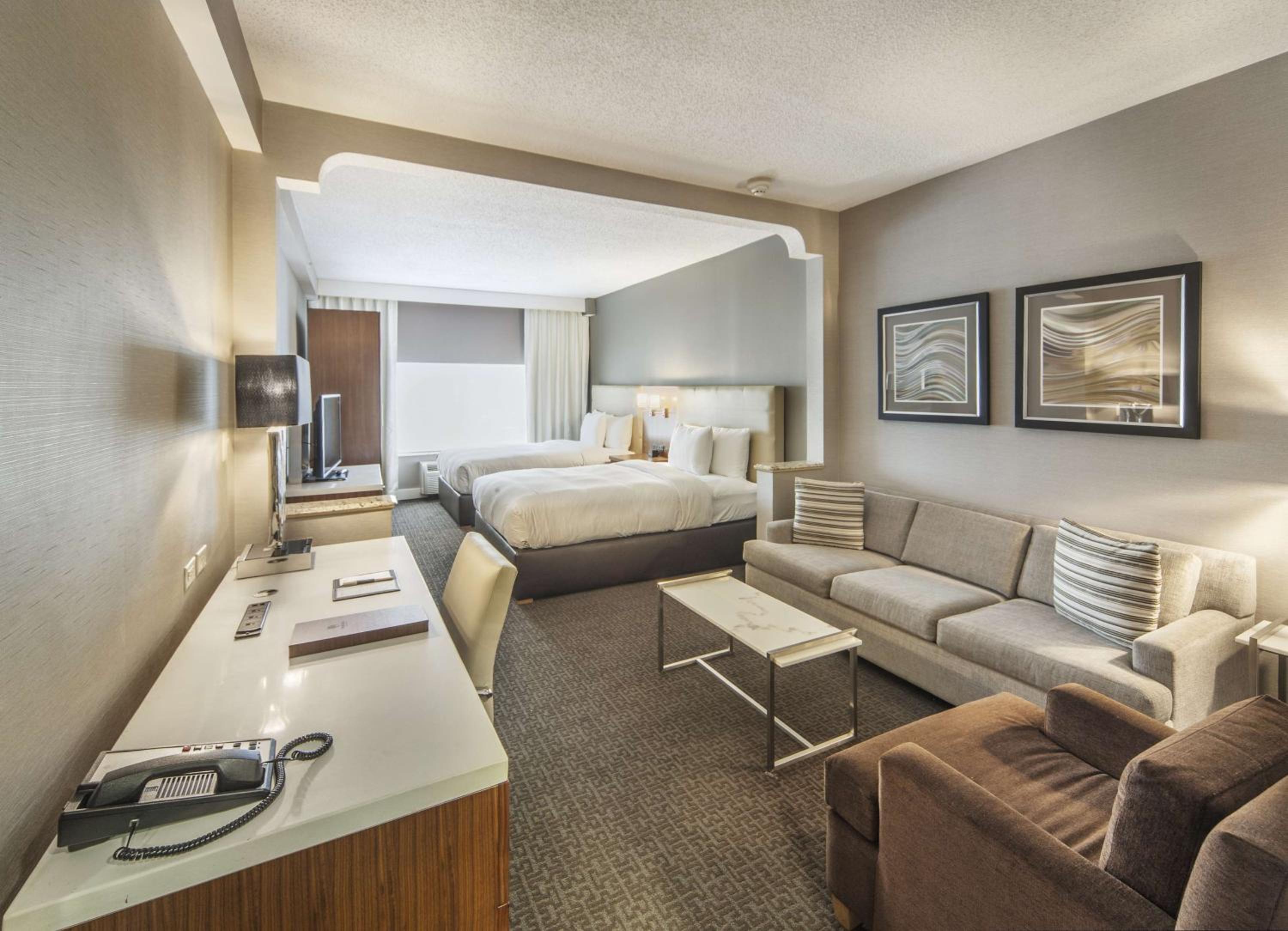 Premium 2 Queen Studio with Sofa Bed - Non-Smoking photo 1
