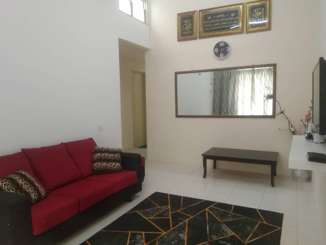 Three-Bedroom House photo 3