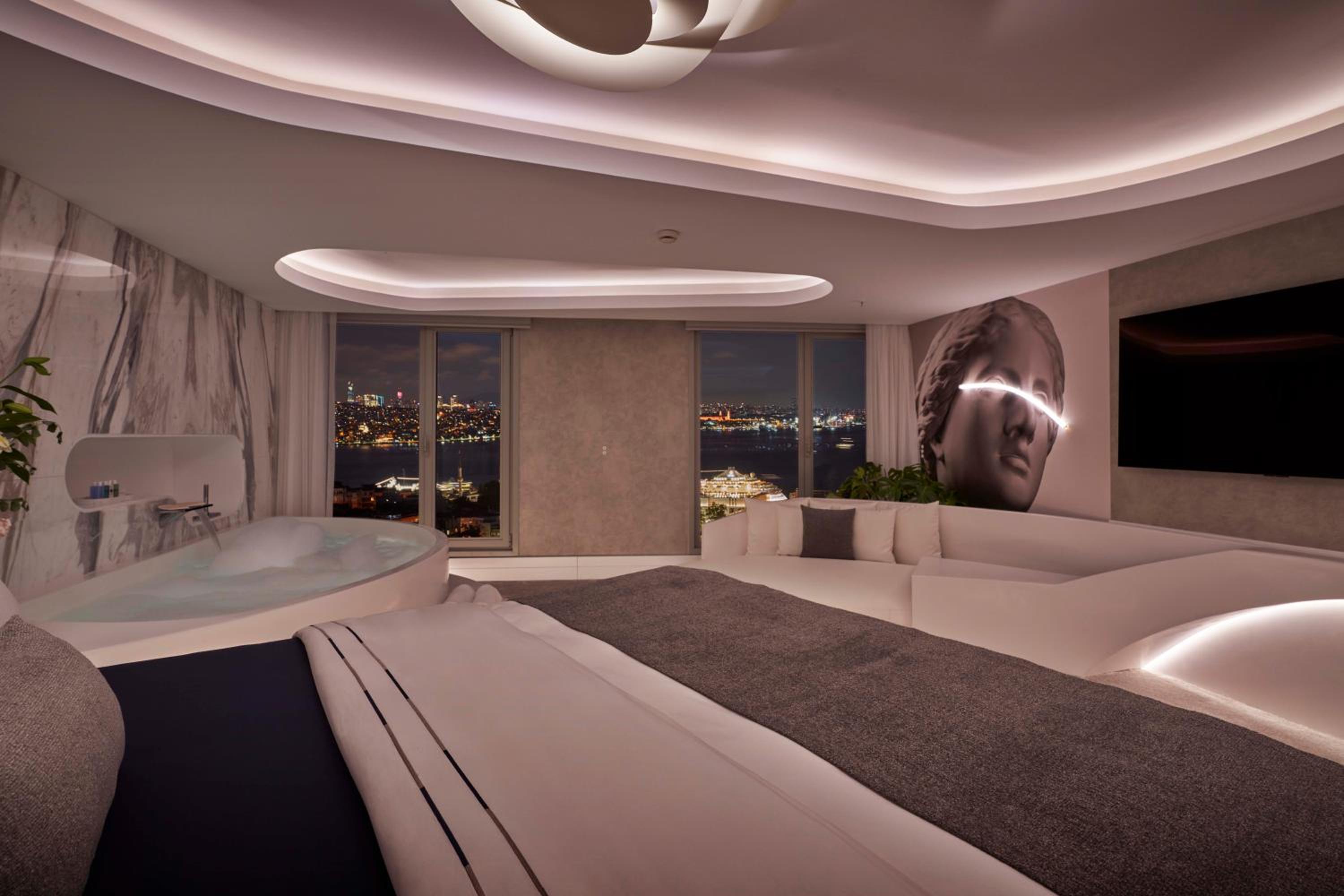 White Suite photo 2