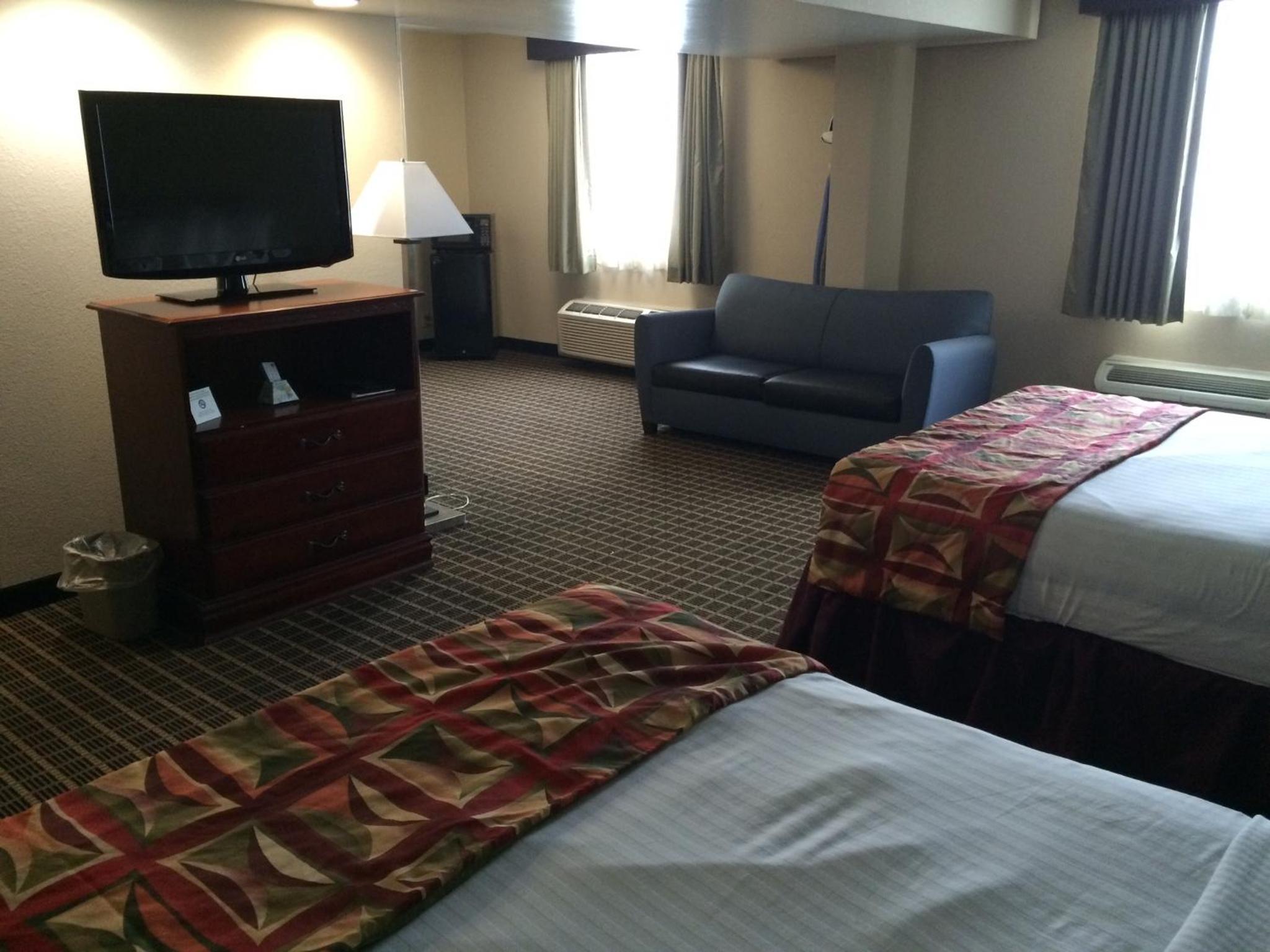 Queen Suite with Two Queen Beds - Non-Smoking photo 3