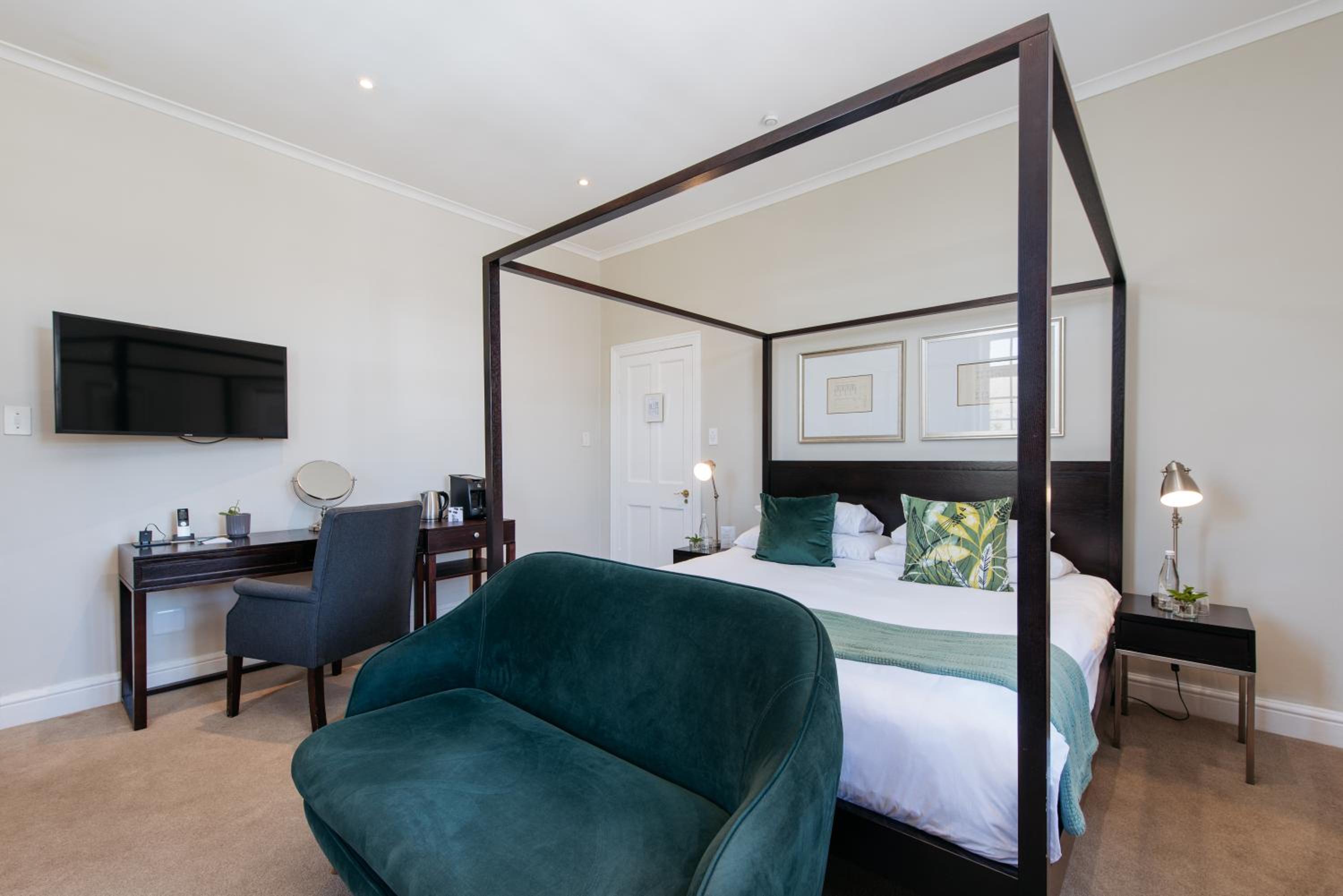 Deluxe Room - Photo 12