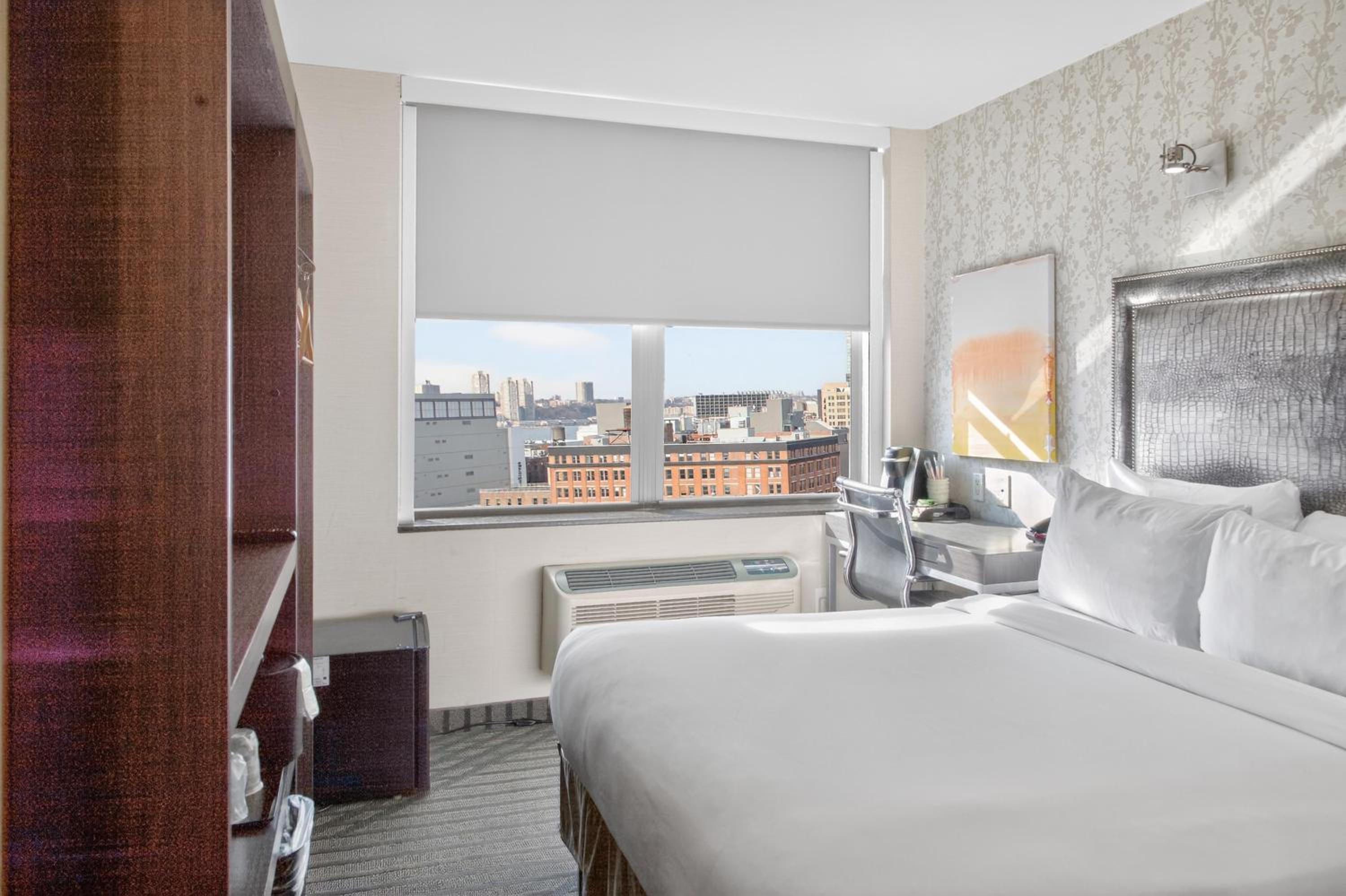 King Room with View - Non-Smoking thumbnail 6