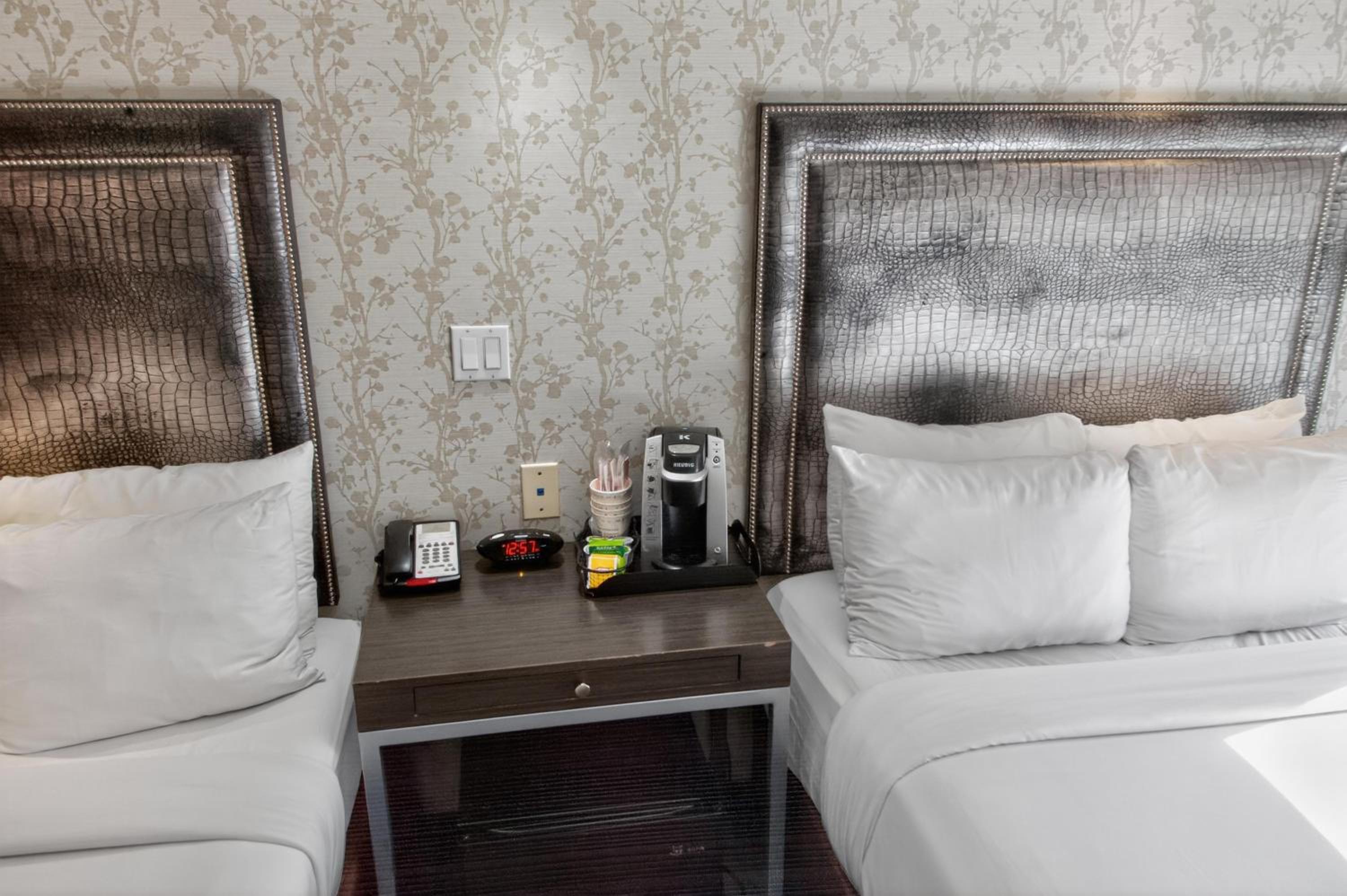 Twin Room with Bath Tub and Street View - Non-Smoking