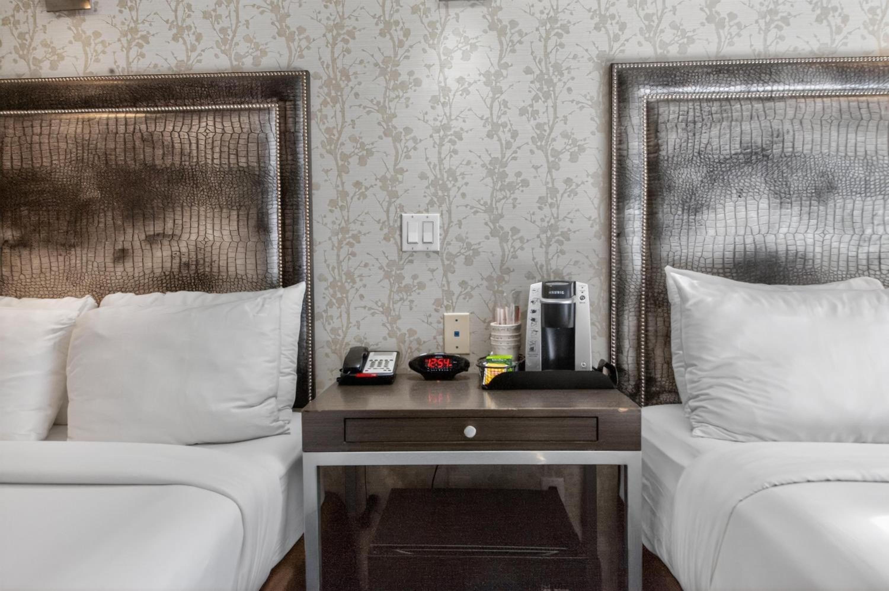 Twin Room with Bath Tub and Street View - Non-Smoking