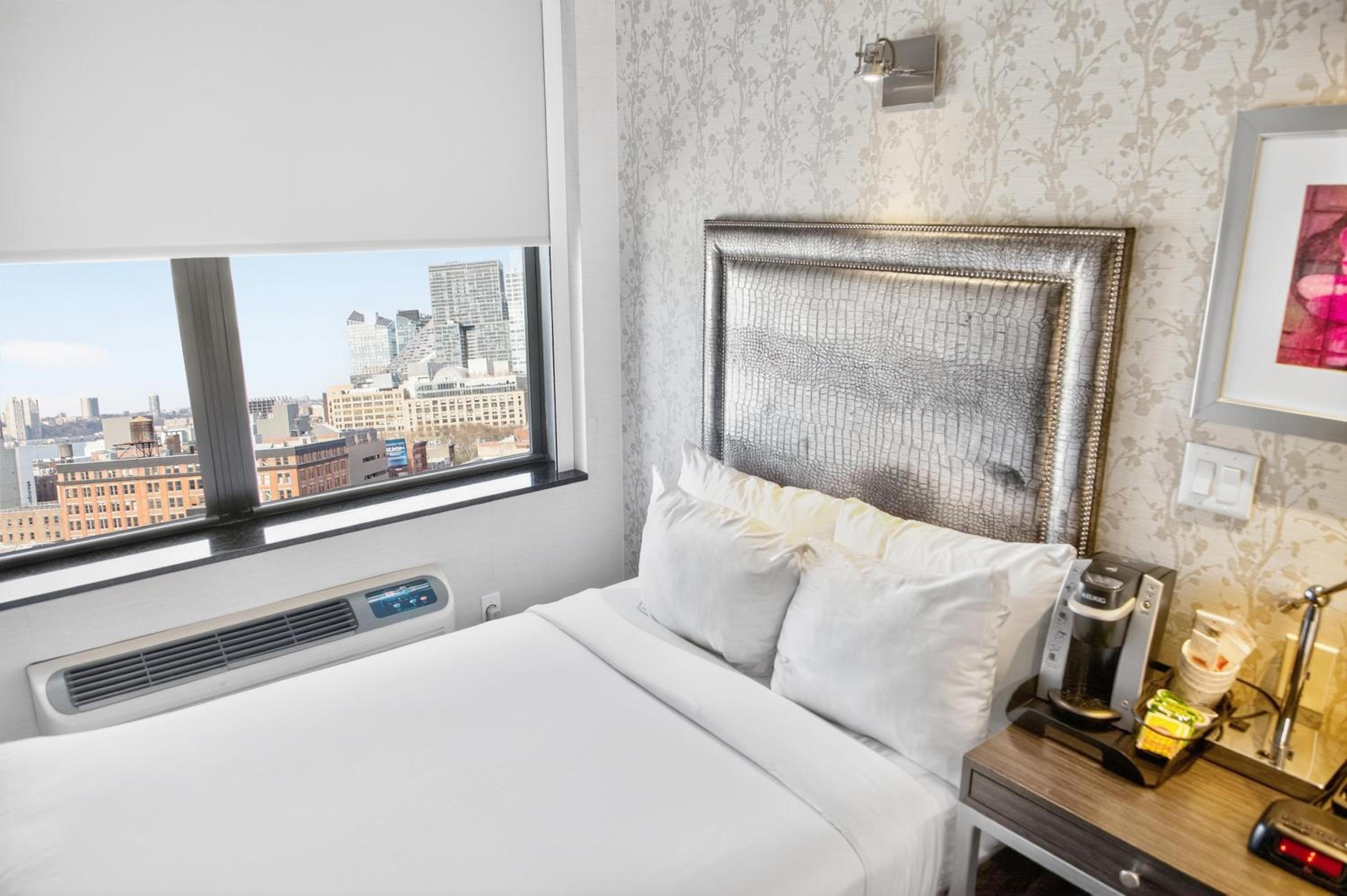 Twin Room with Bath Tub and Street View - Non-Smoking