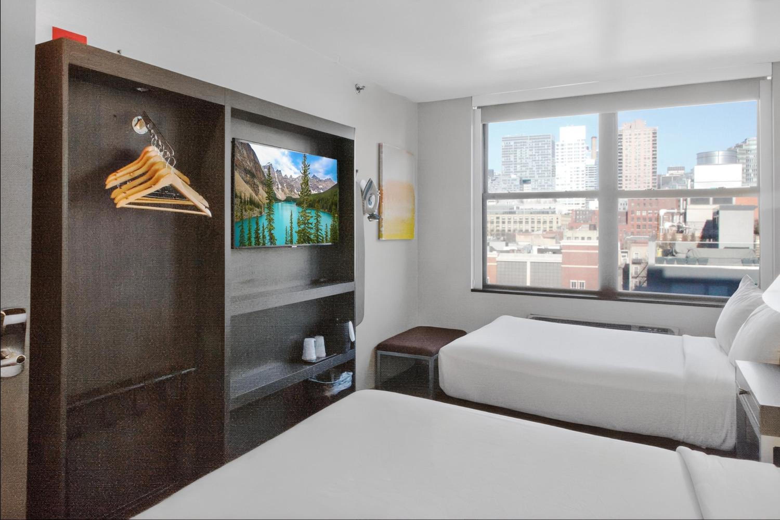Twin Room with Bath Tub and Street View - Non-Smoking thumbnail 5
