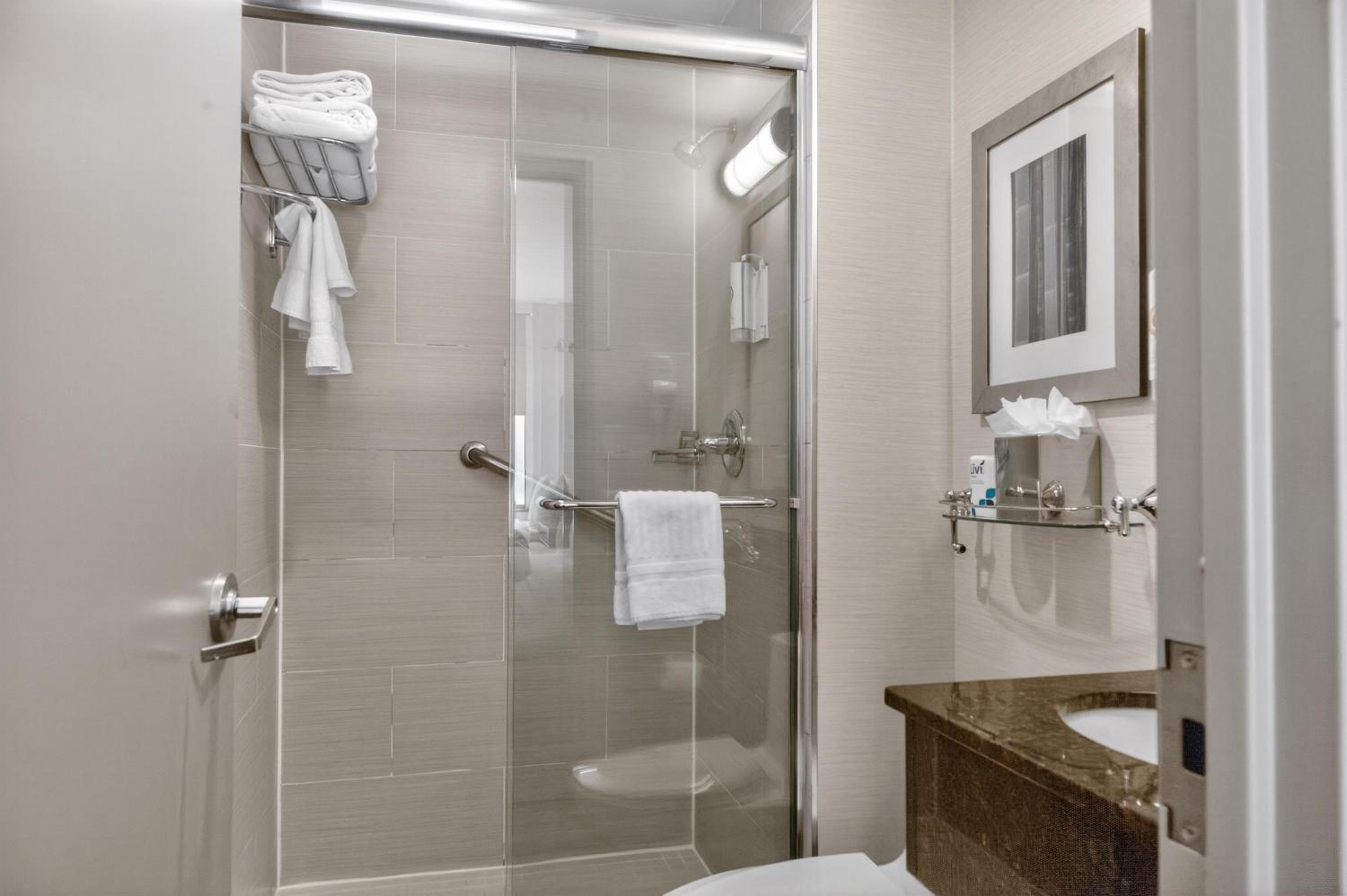 Queen Room with Walk-In Shower - Disability Access/Non-Smoking