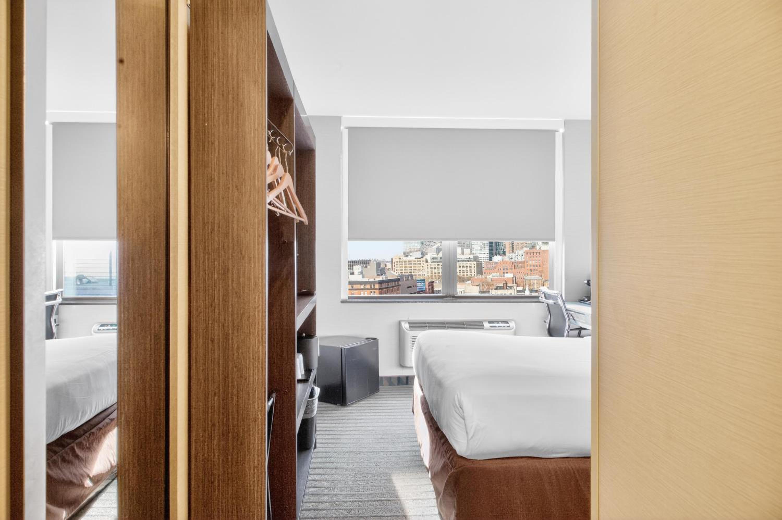 Queen Room with Walk-In Shower - Disability Access/Non-Smoking