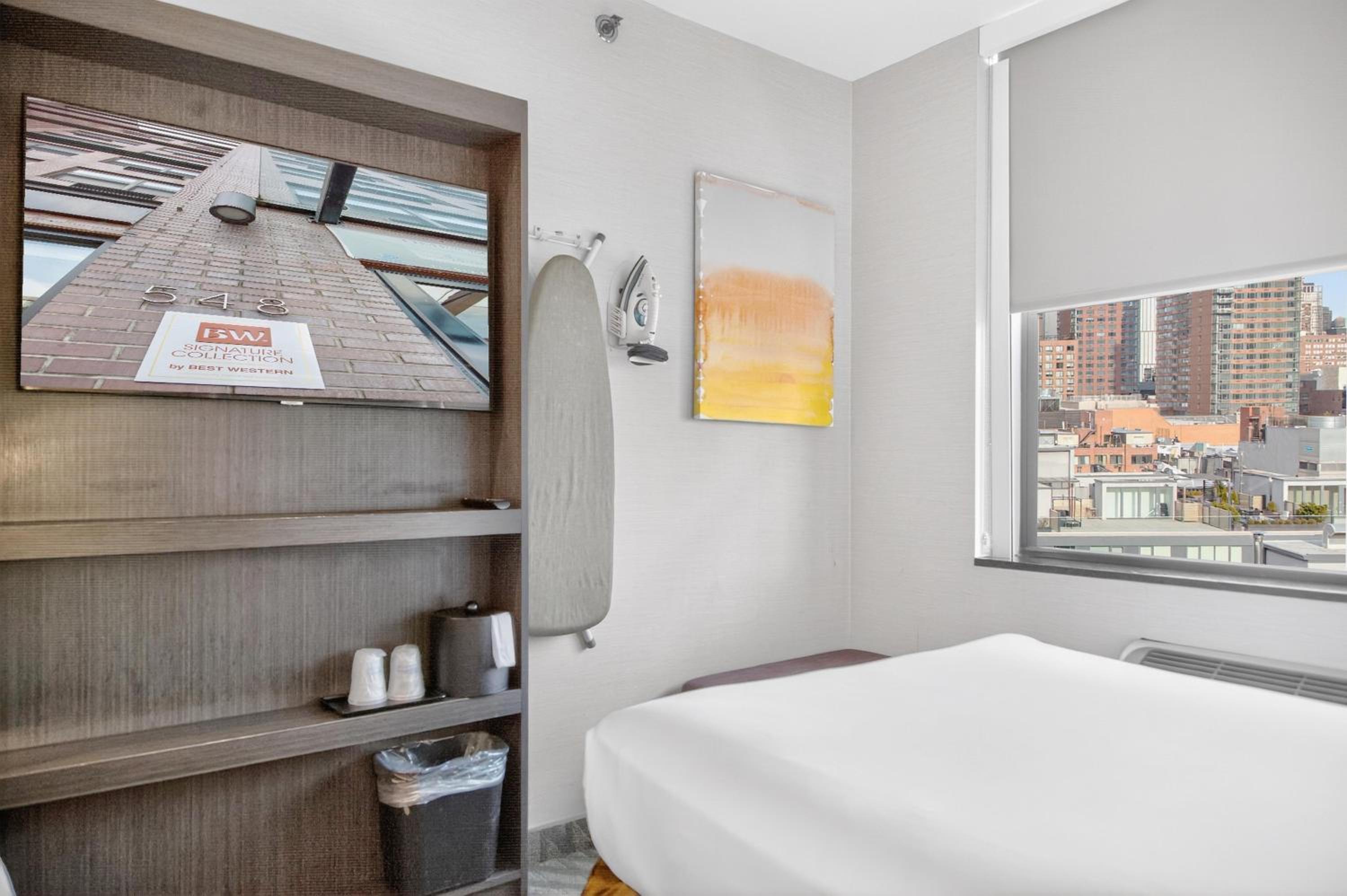 Queen Room with Walk-In Shower - Disability Access/Non-Smoking