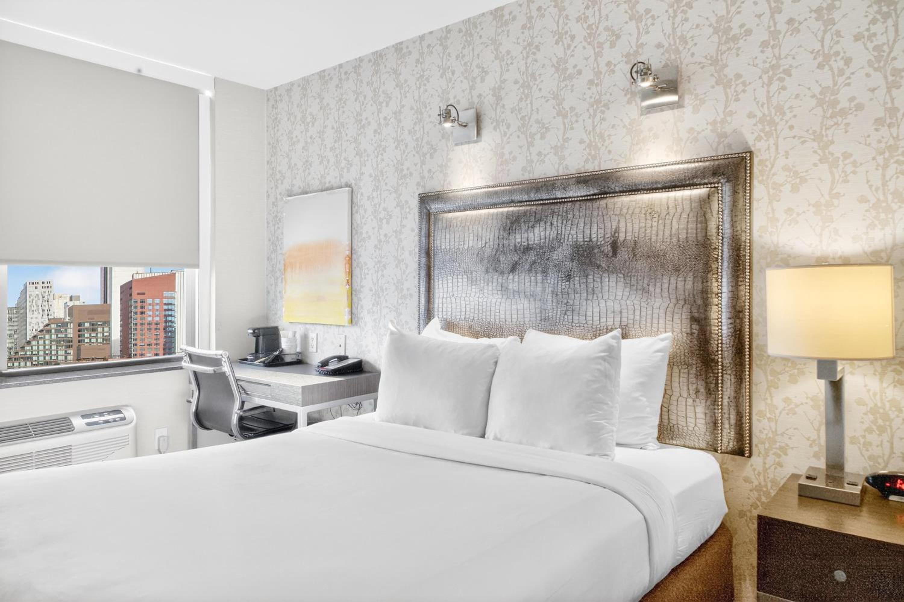 Queen Room with Walk-In Shower - Disability Access/Non-Smoking