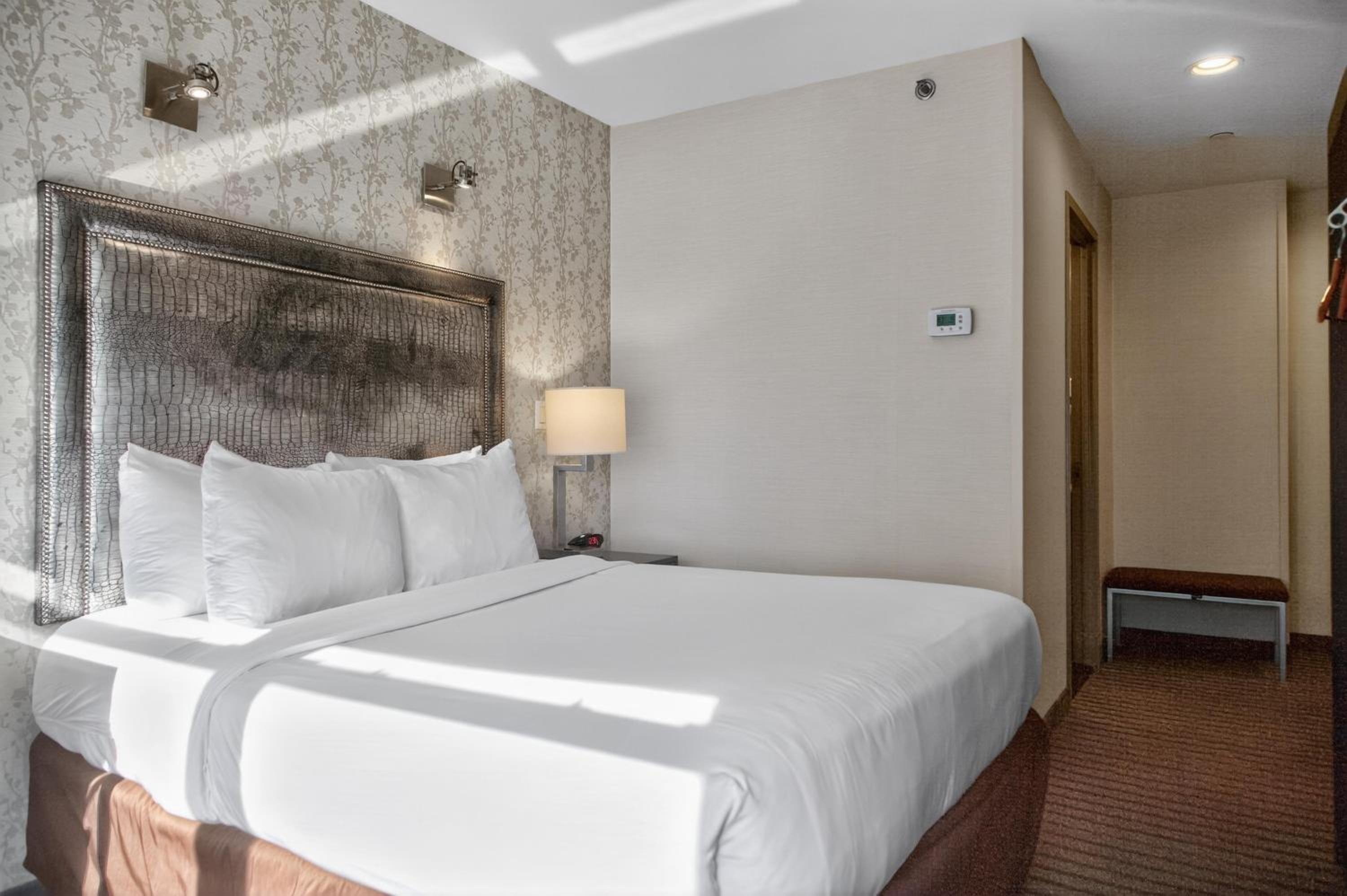 Queen Room with Walk-In Shower - Disability Access/Non-Smoking thumbnail 5