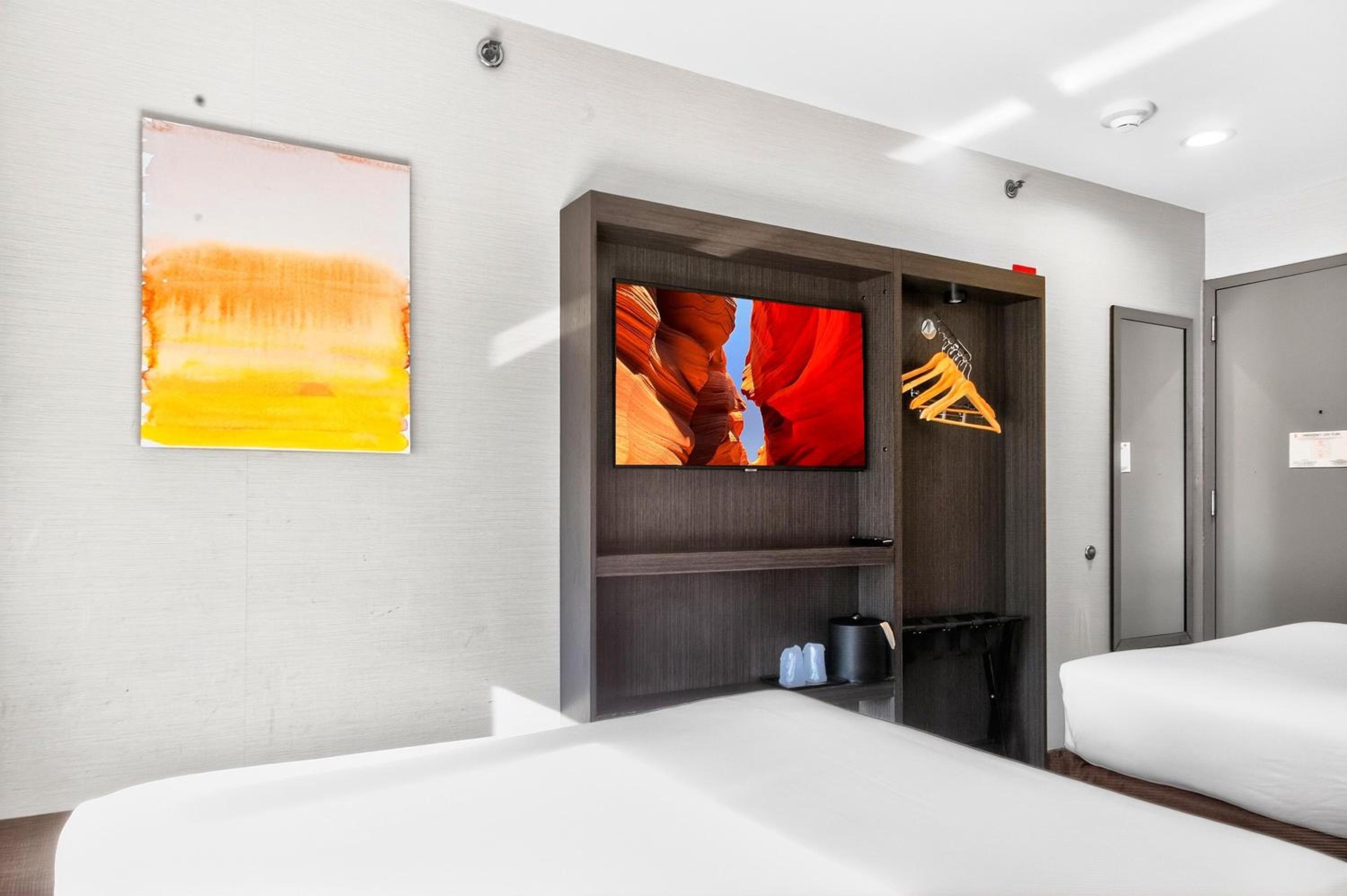 Double Room with Two Double Beds and City View - Non-Smoking