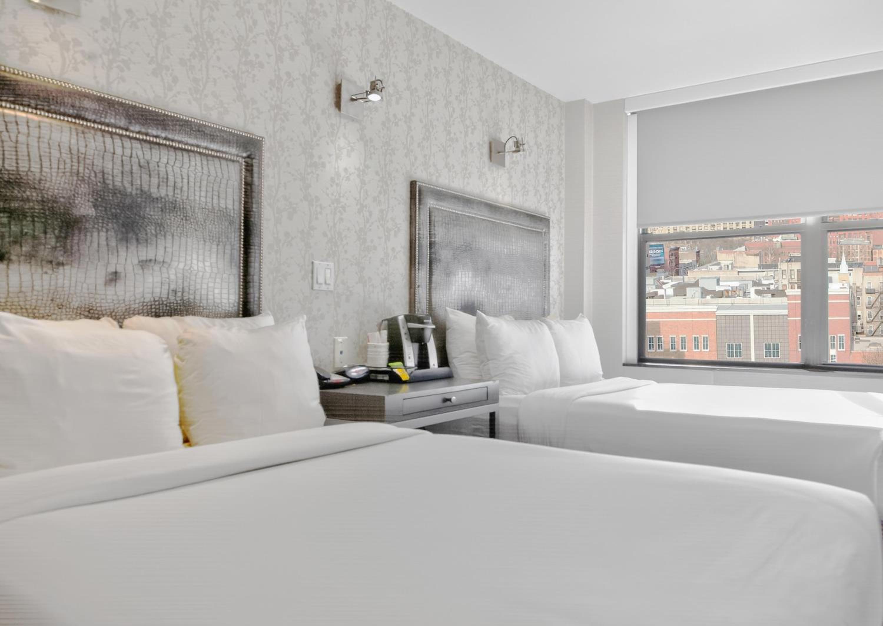Double Room with Two Double Beds and City View - Non-Smoking thumbnail 5