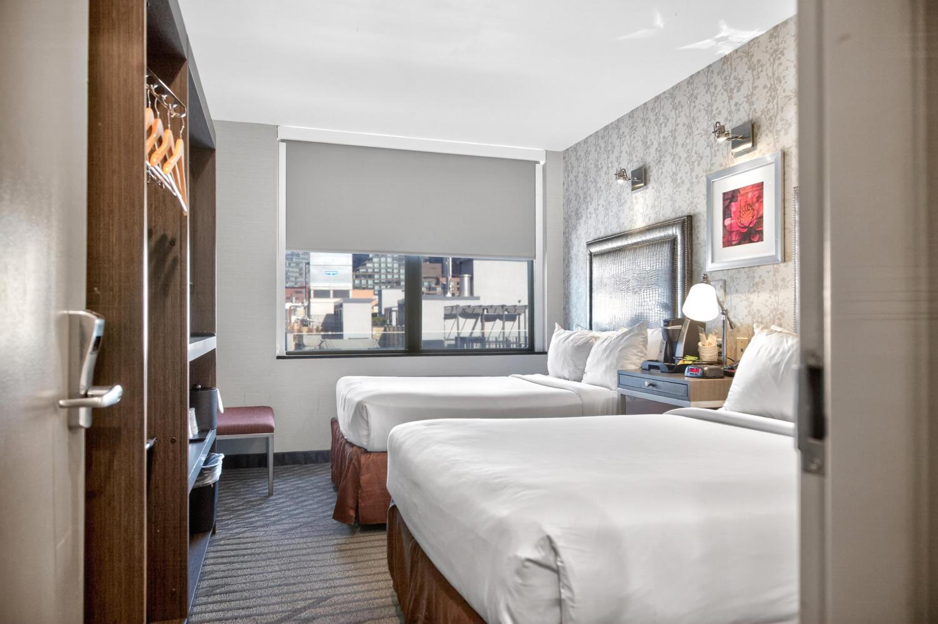 Double Room with Two Double Beds and City View - Non-Smoking thumbnail 6