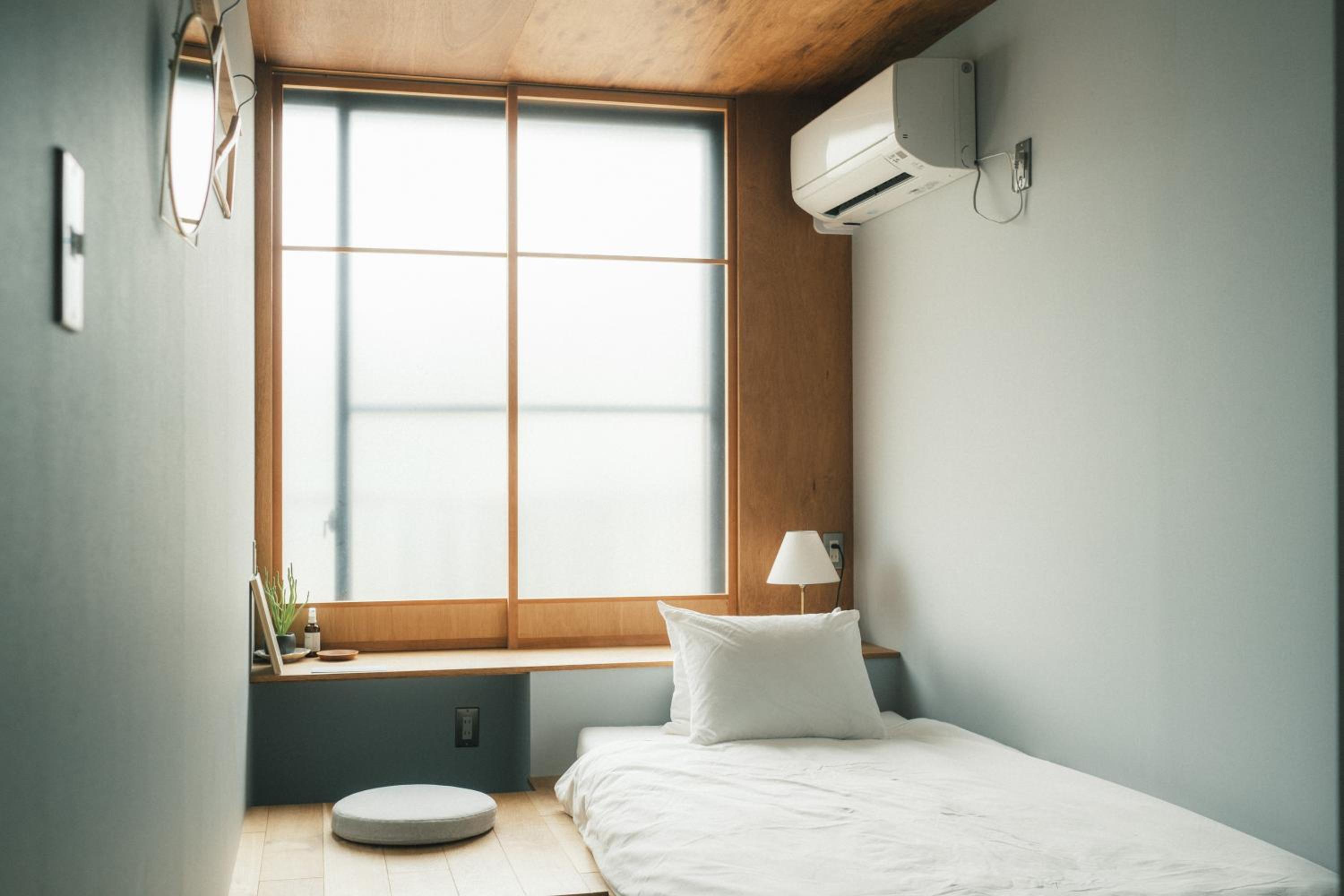 Single Room with Shared Shower and Toilet photo 1