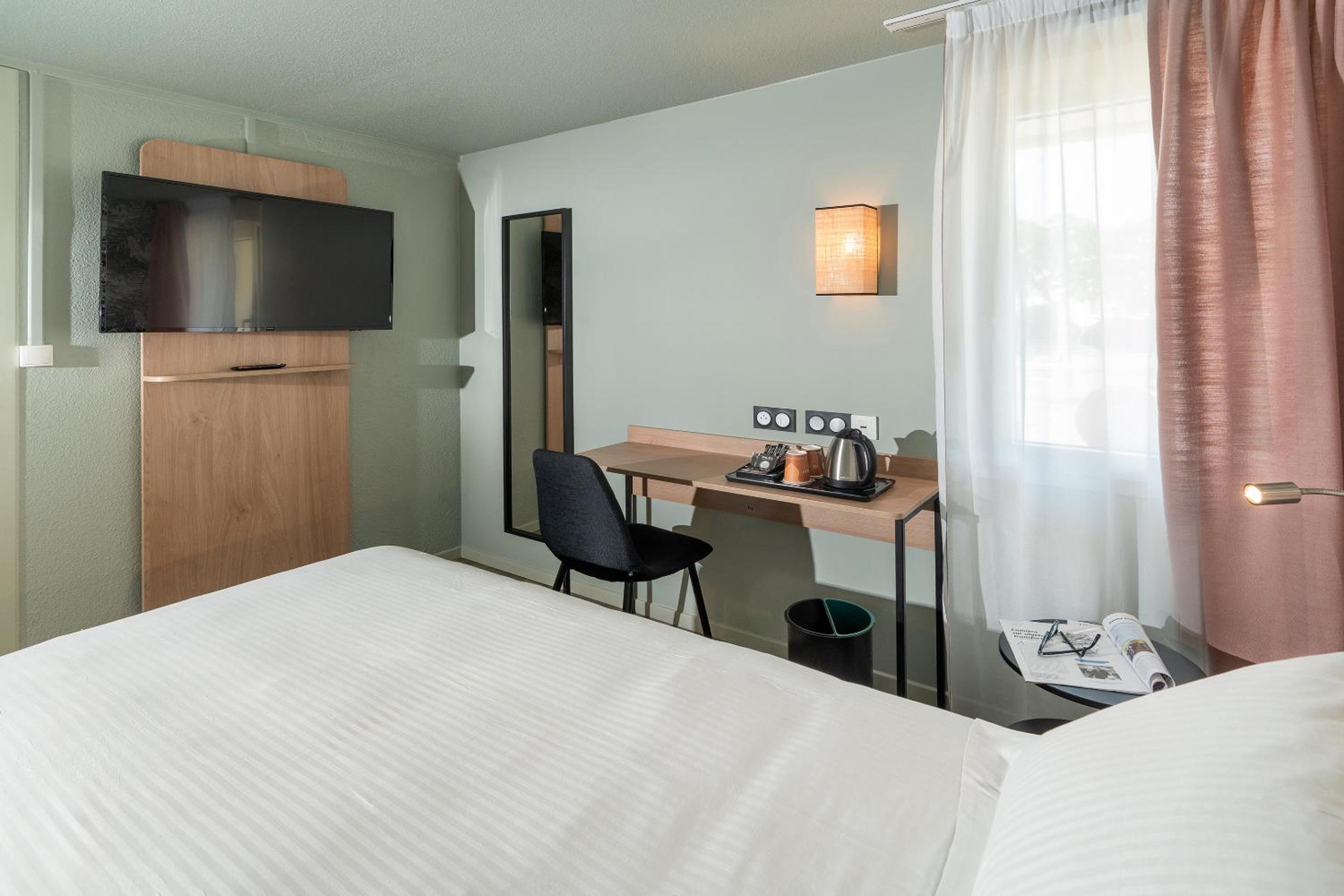 Family Room with One King Bed and One Double Bed - Non-Smoking - Photo 1