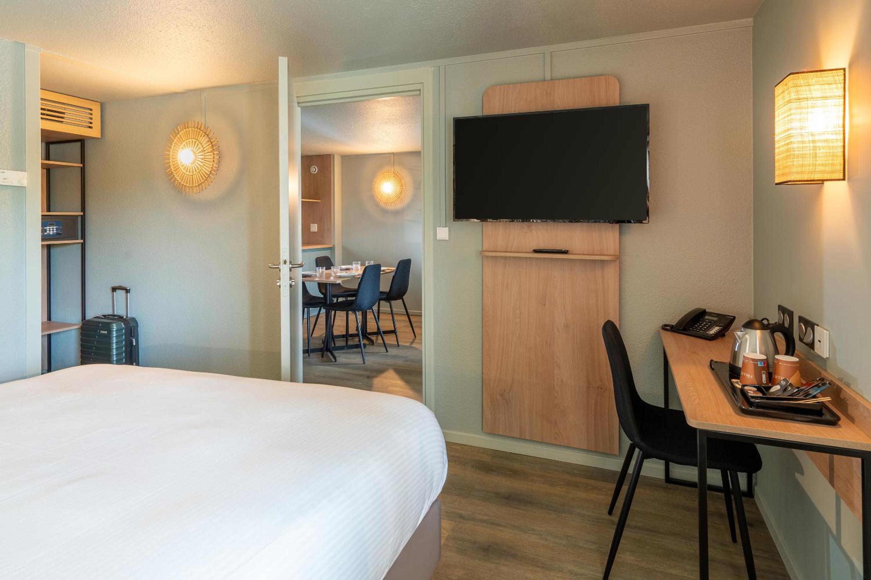 Junior Queen Suite with Sofa Bed - Non-Smoking photo 3