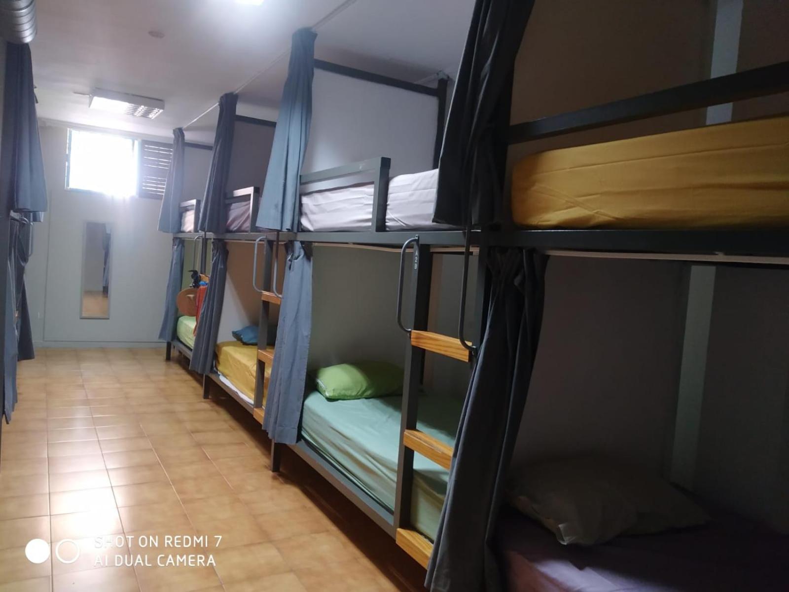 Cama Individual en Dormitorio Compartido Mixto con Baño Compartido