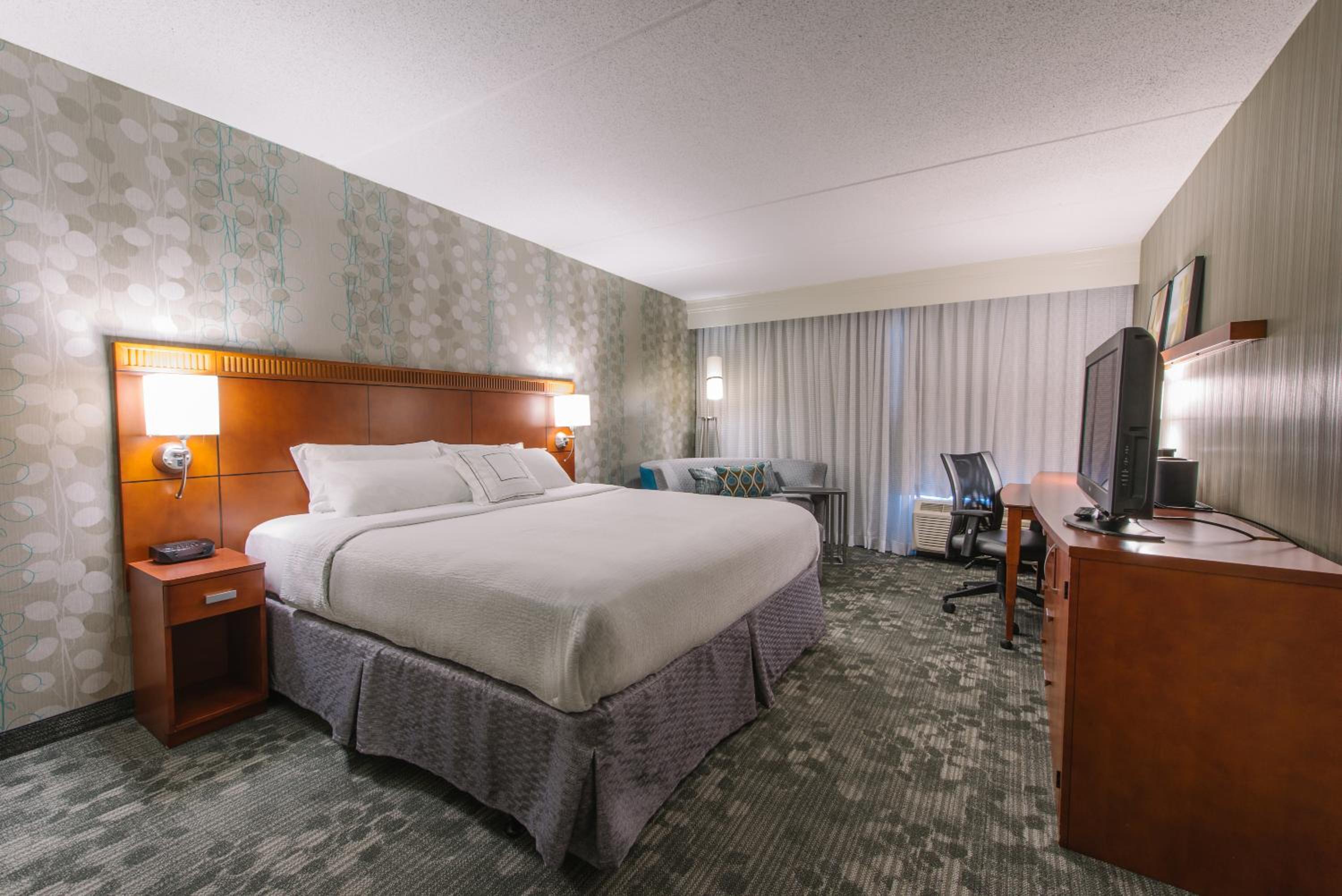 King Room with Sofa Bed - Hearing Accessible - Photo 2