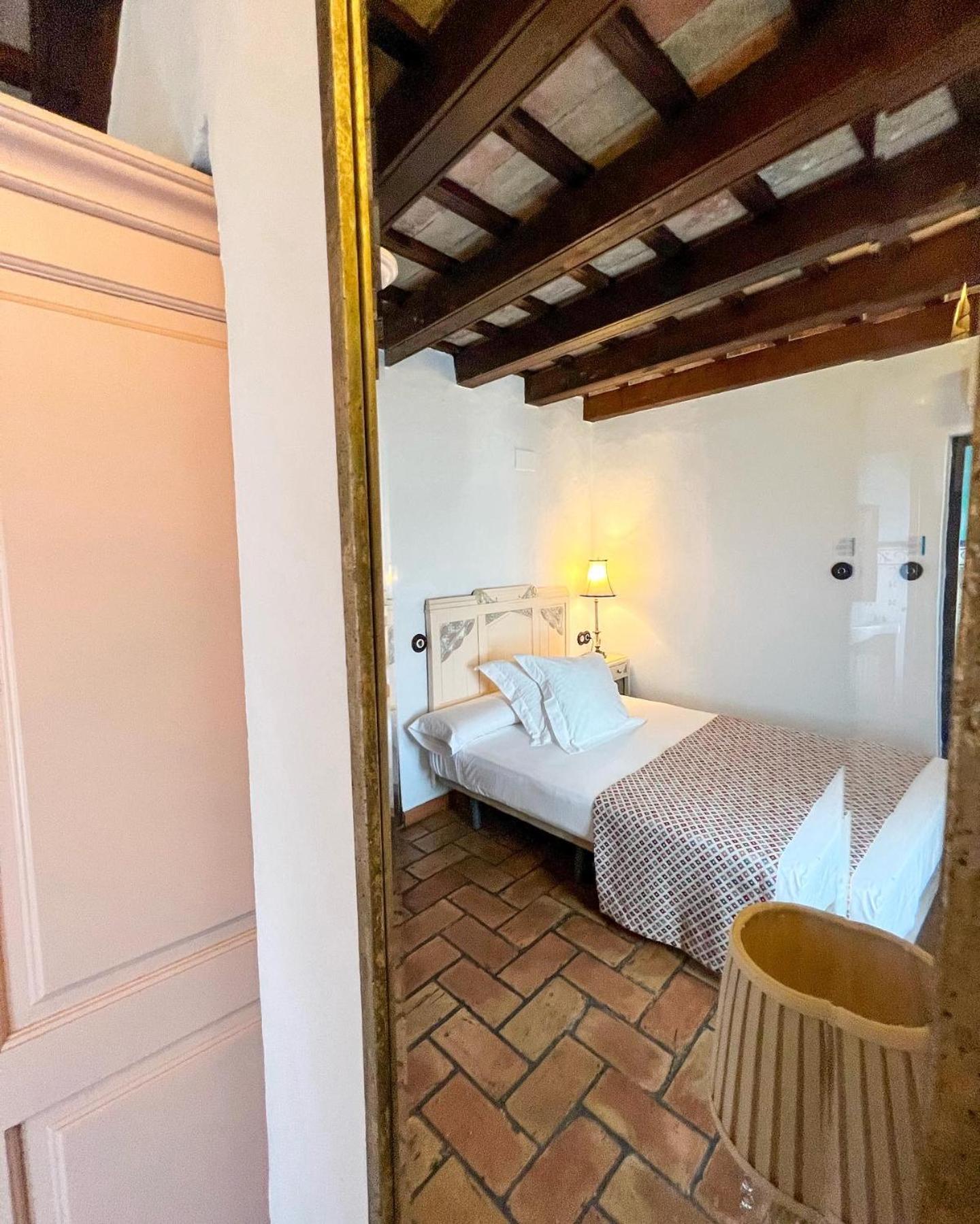 Deluxe Double Room with Bath - Photo 4