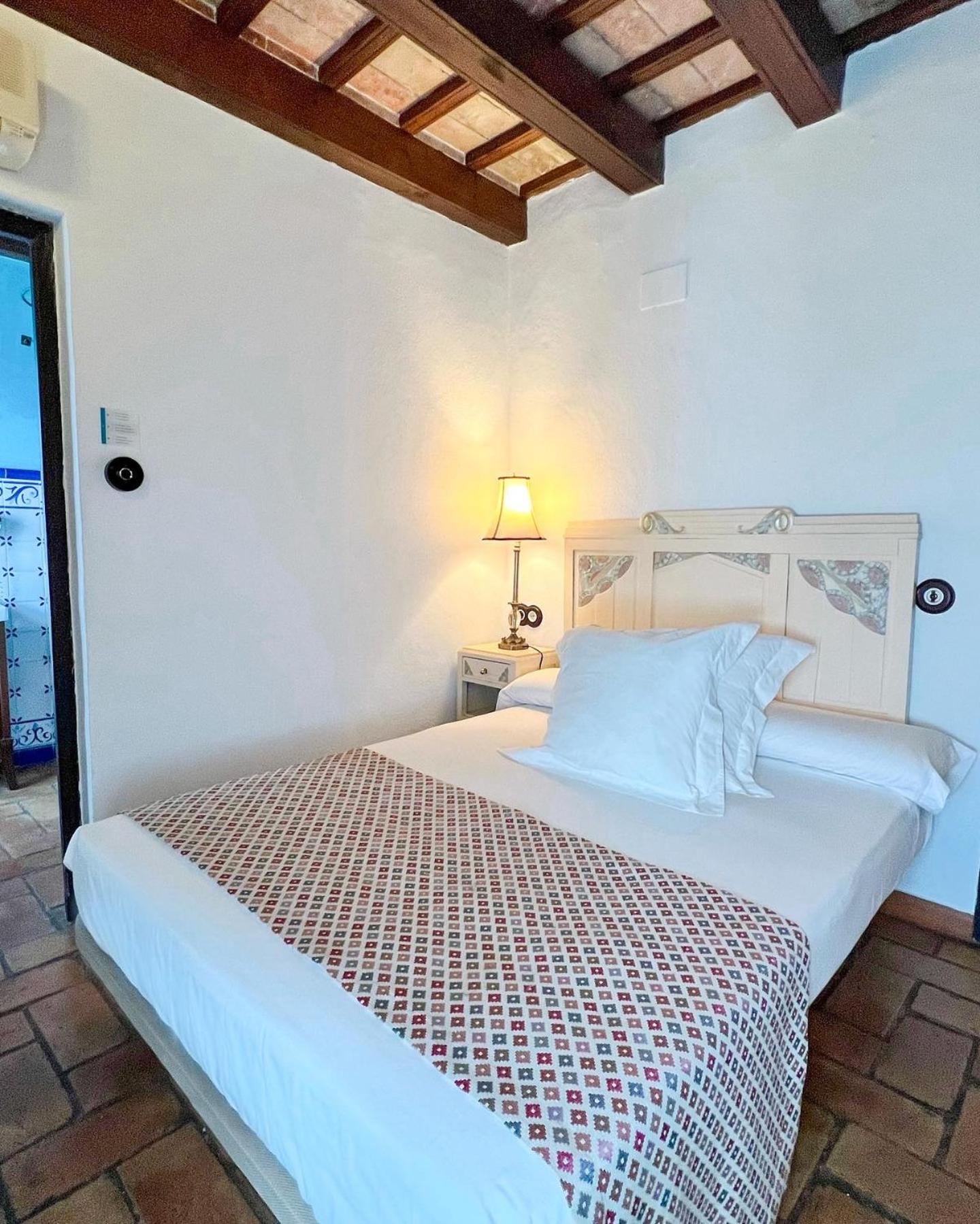 Deluxe Double Room with Bath - Photo 3