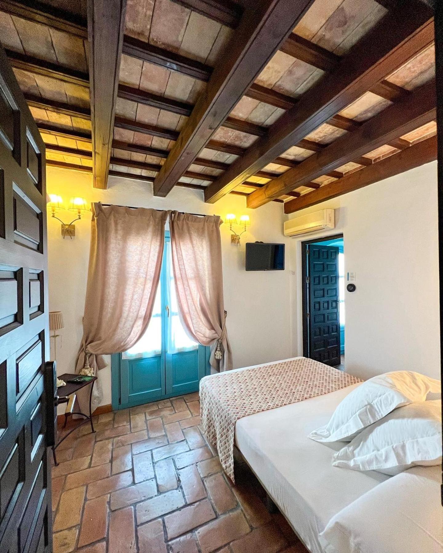 Deluxe Double Room with Bath - Photo 17