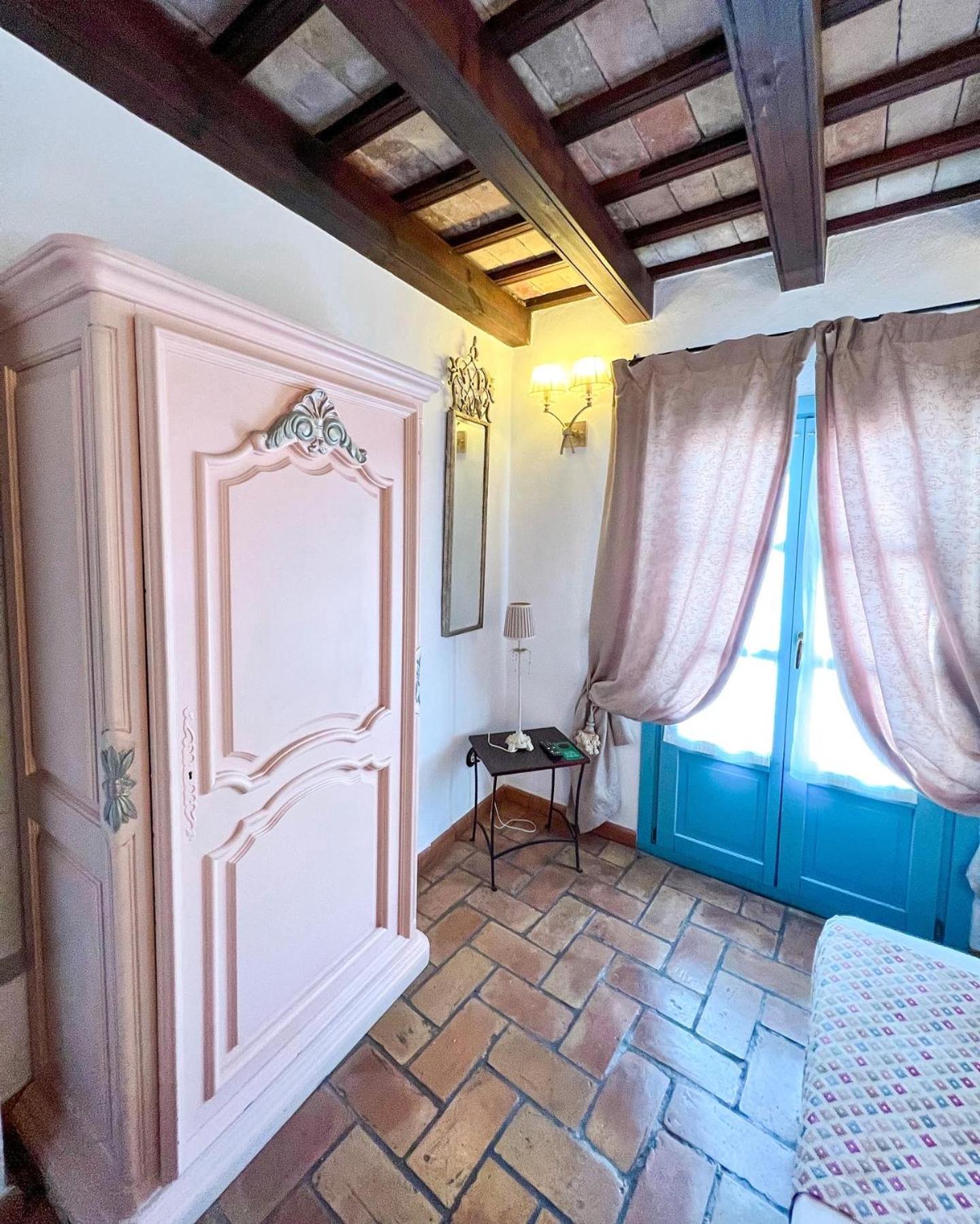 Deluxe Double Room with Bath - Photo 1