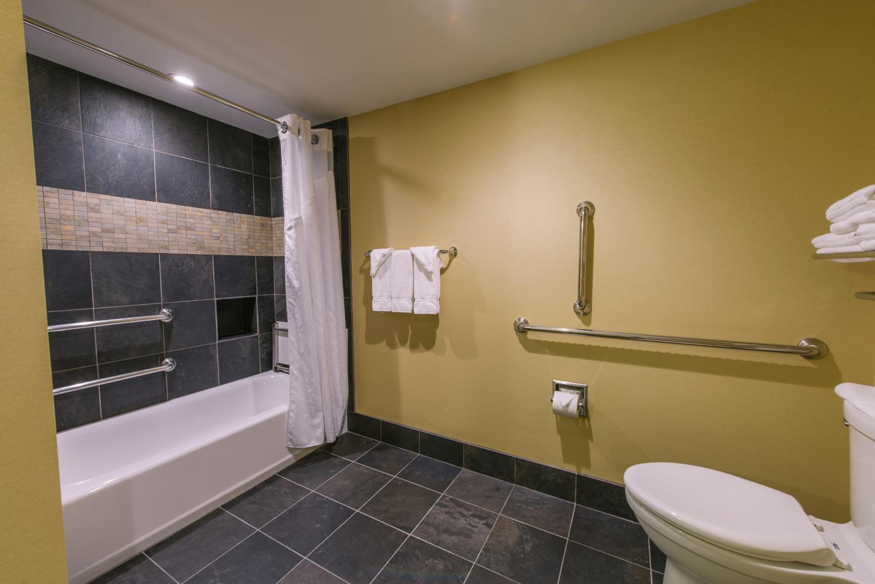 Double Room with Two Double Beds and Bath Tub - Mobility/Hearing Access - Photo 3