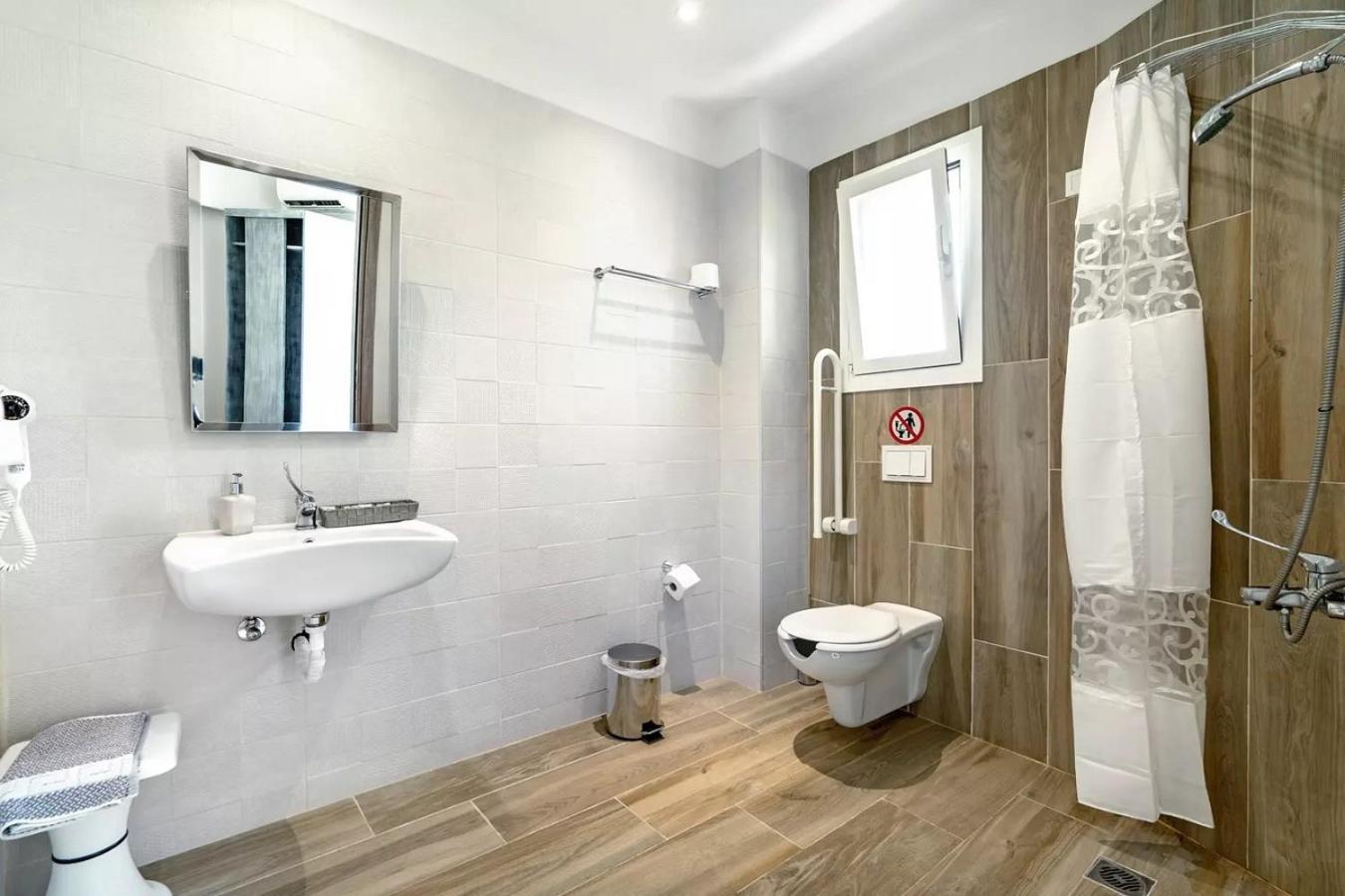 King Room - Disability Access - Photo 9
