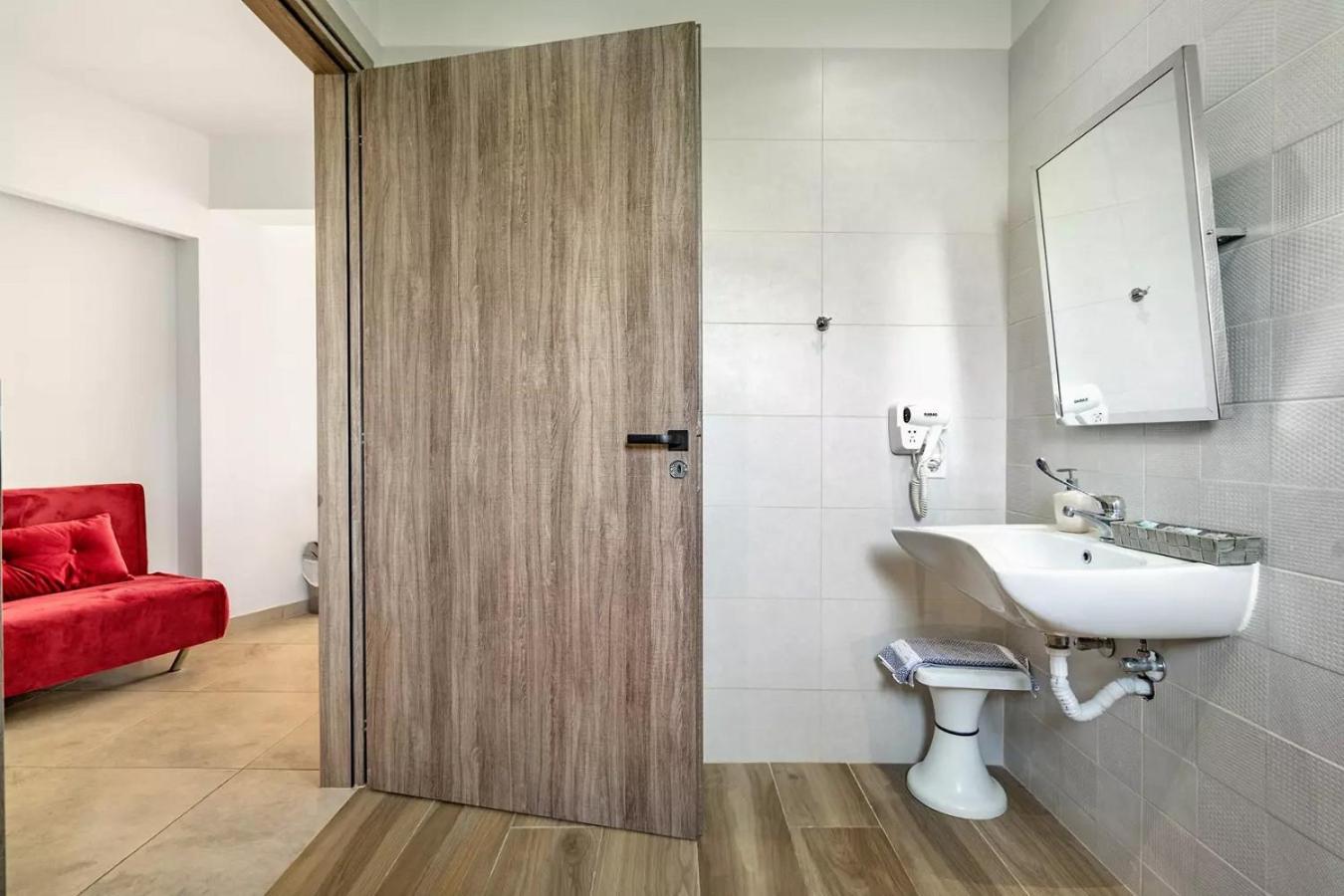 King Room - Disability Access - Photo 8