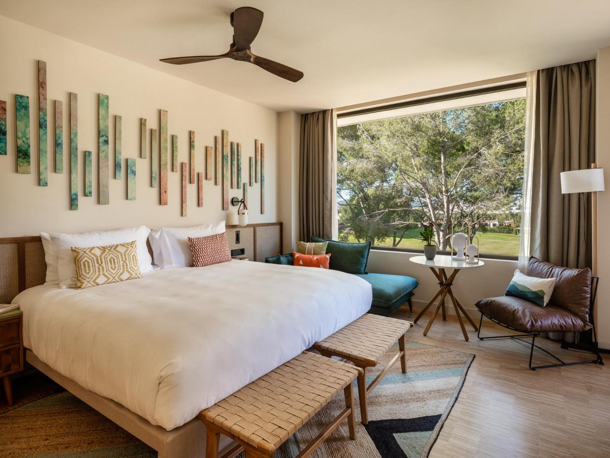 King Room with Balcony and Garden View - Photo 2