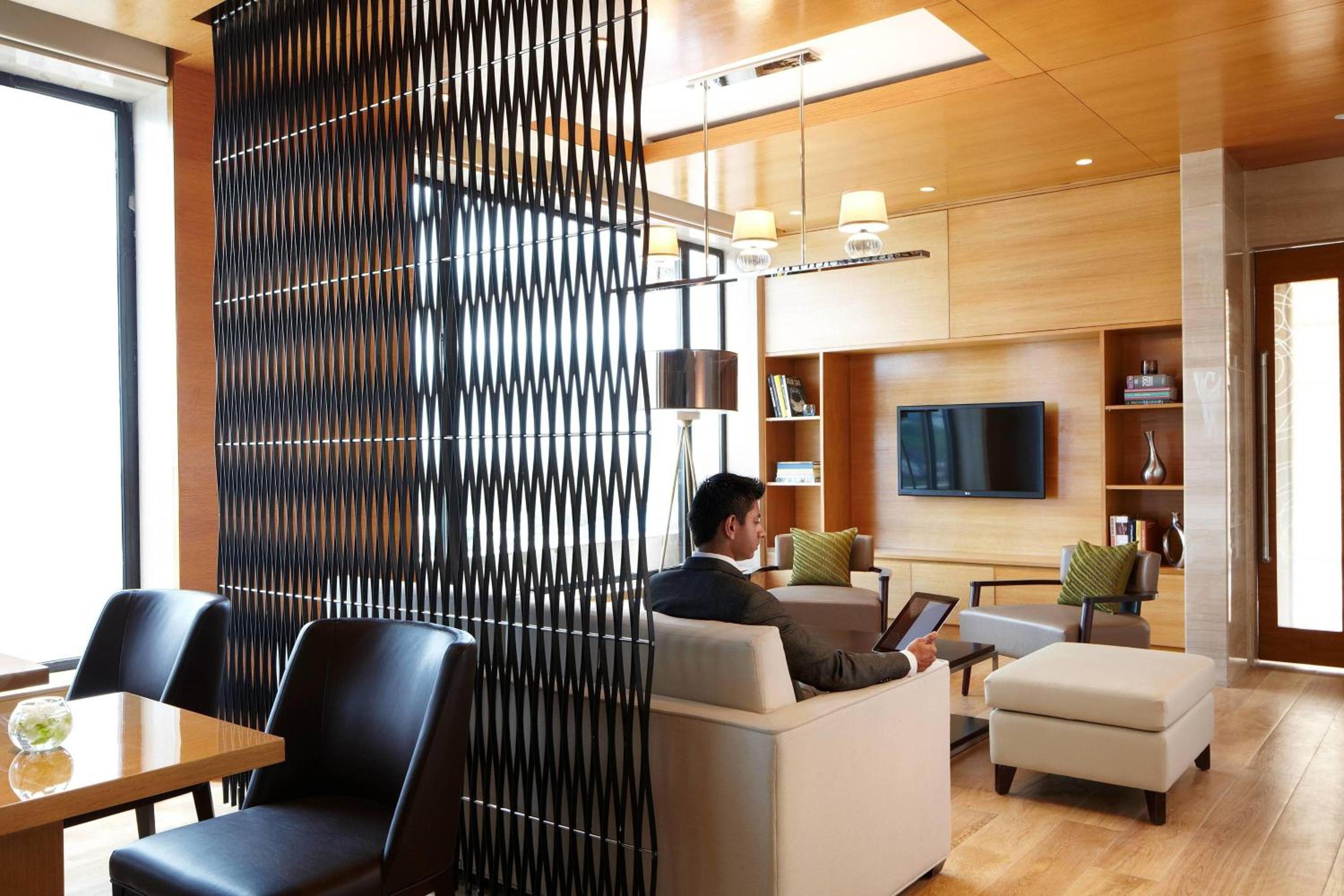 Executive King Room with Lounge Access photo 3