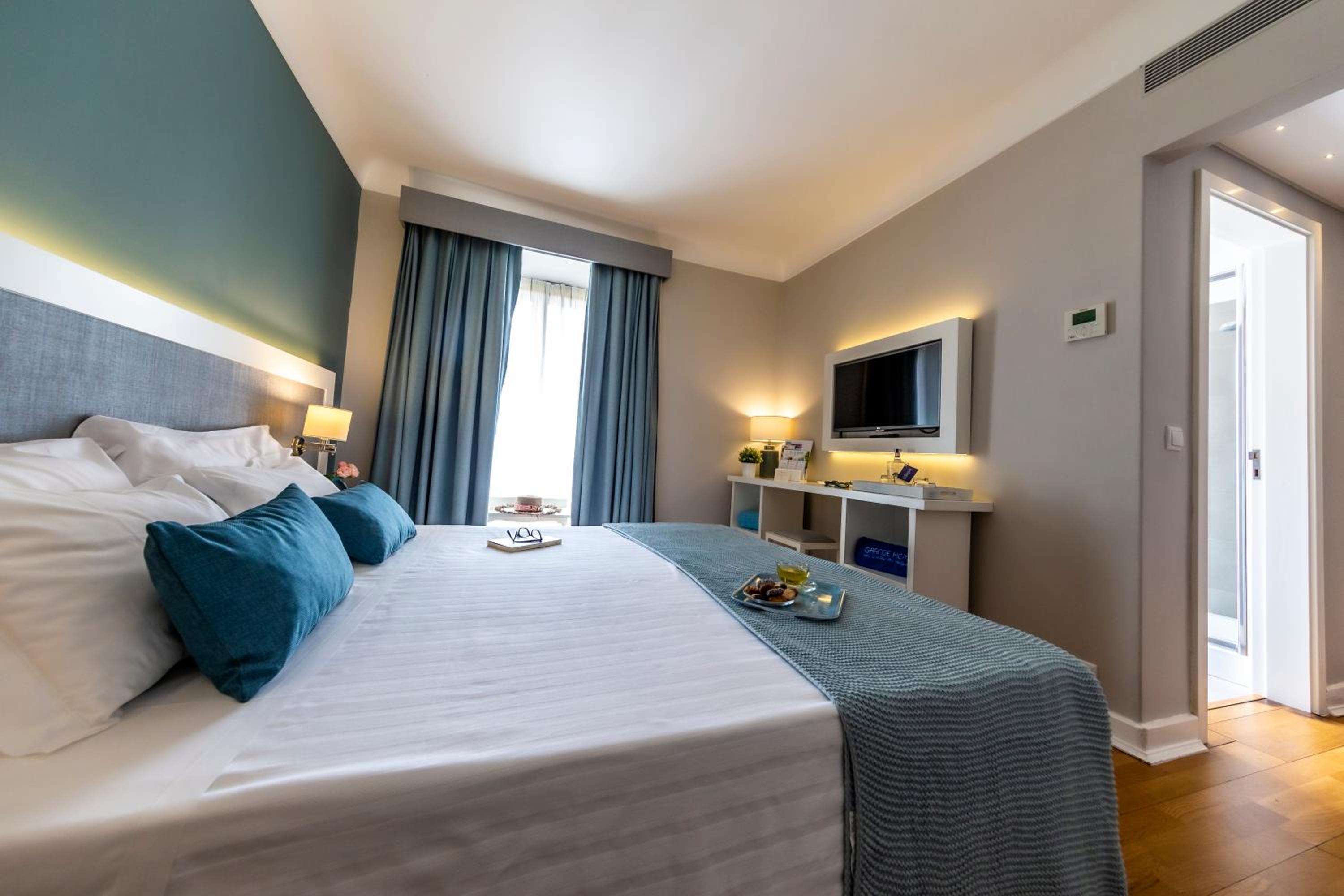 Double Room with Balcony - Photo 7