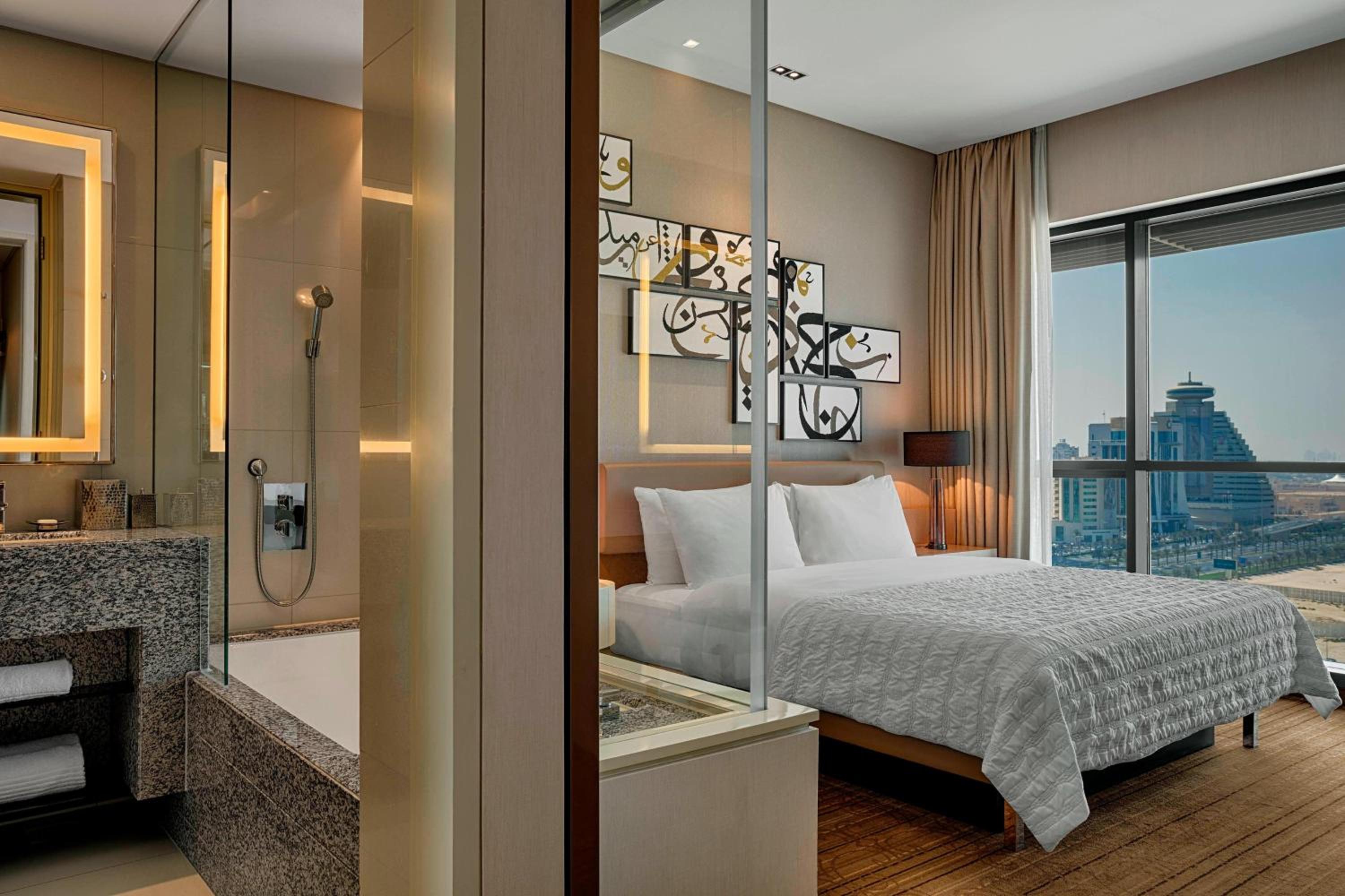 Club King Room, Club lounge access, Guest room, 1 King - Photo 1