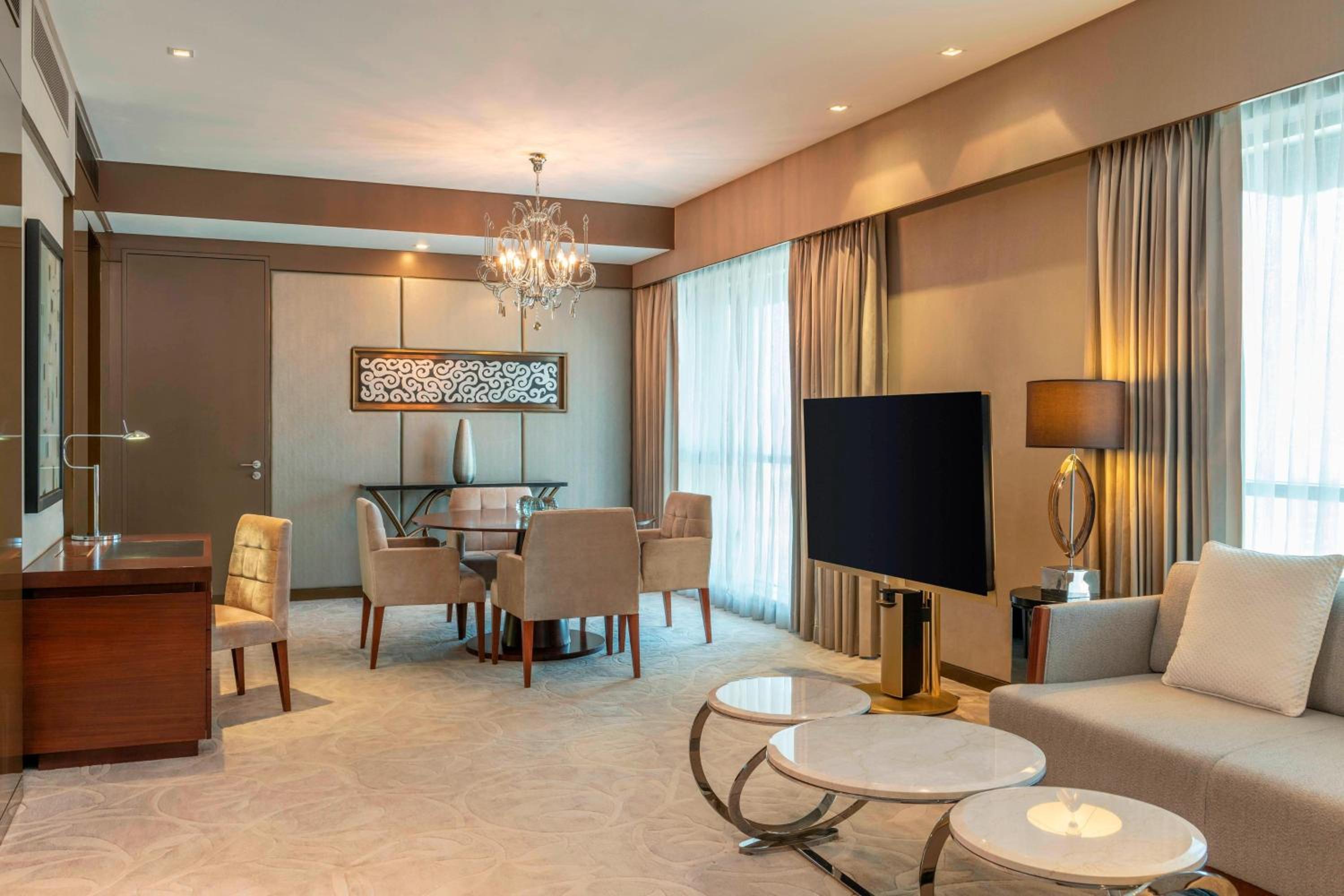 Pearl Suite, Club lounge access, Suite, 1 King - Photo 1