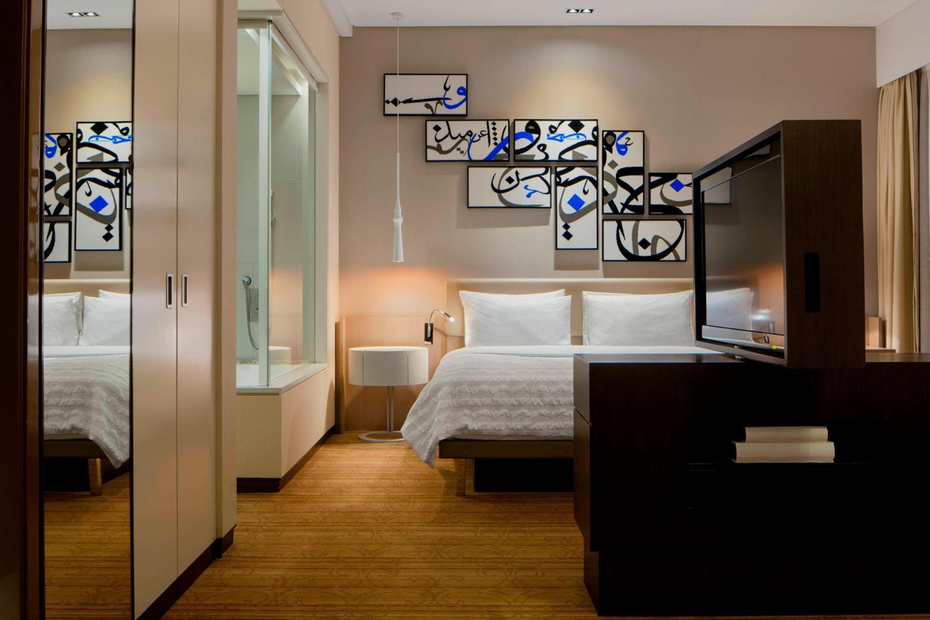Junior Suite, 1 Bedroom Suite, 1 King - Photo 1