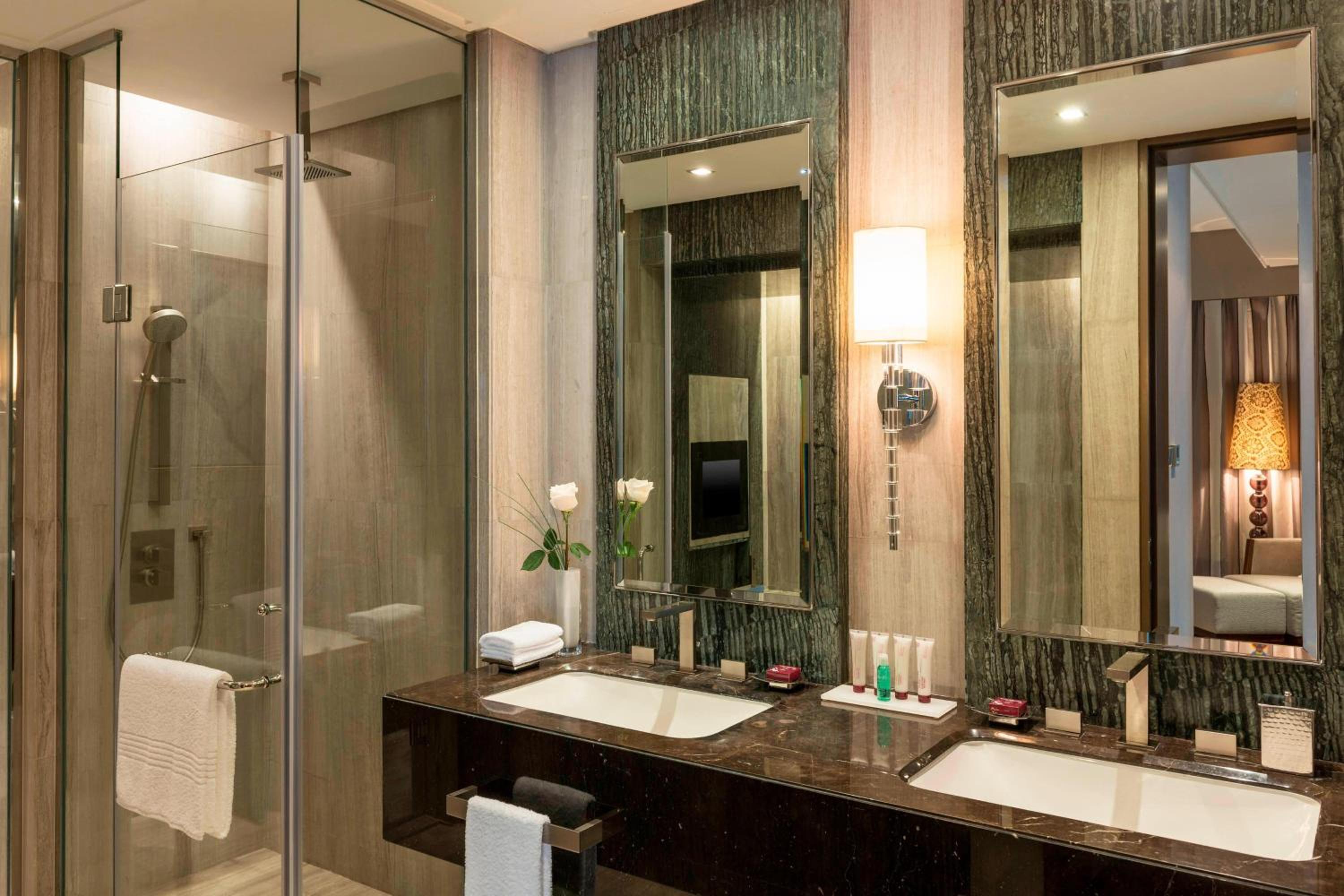 Junior Suite, 1 Bedroom Suite, 1 King - Photo 2
