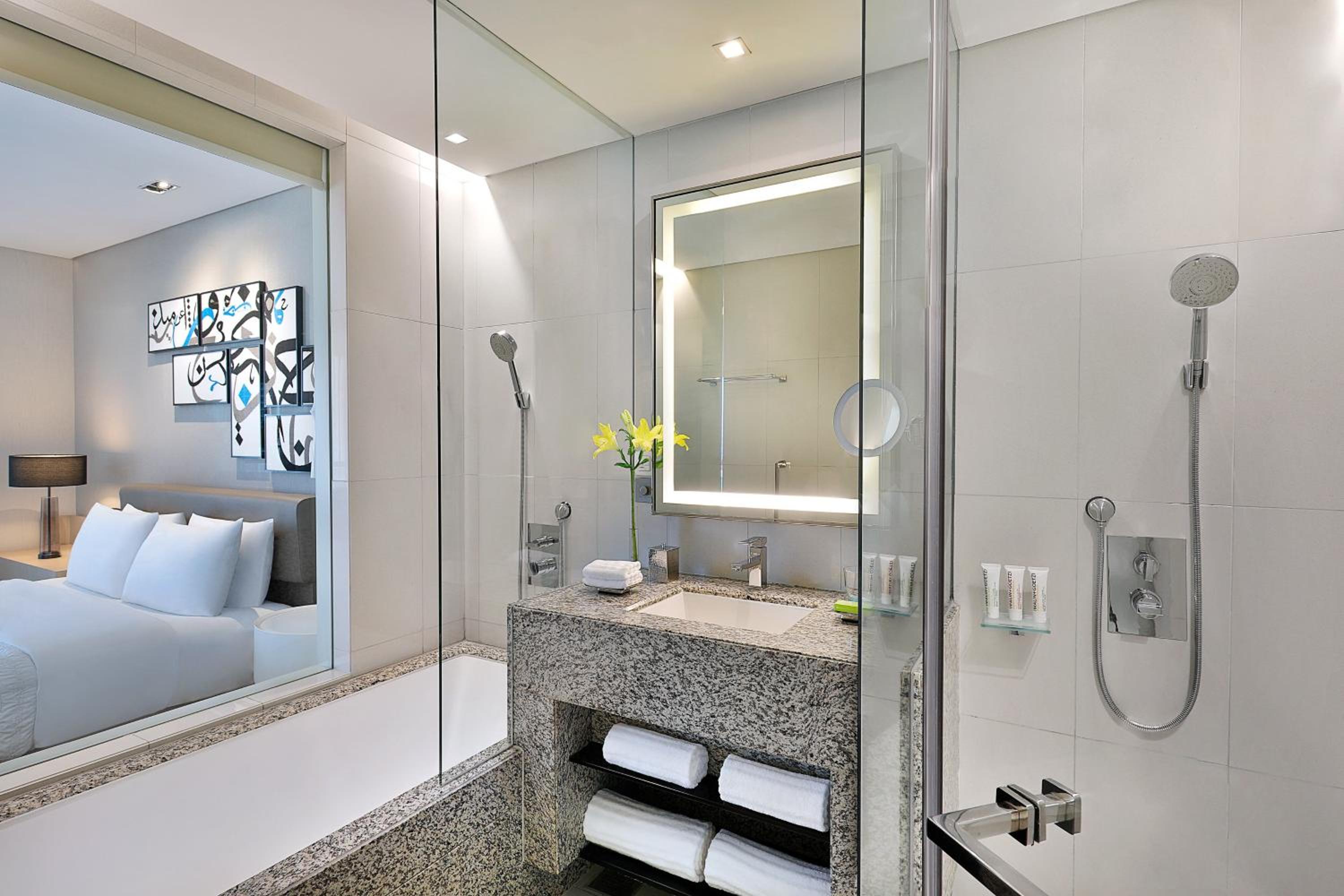 Junior Suite, 1 Bedroom Suite, 1 King - Photo 4